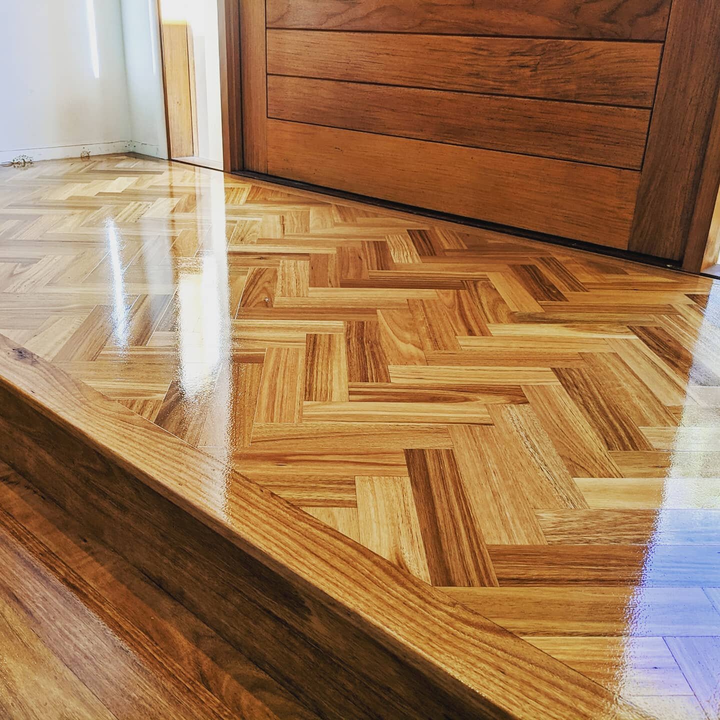 What an entrance!! Coastal Blackbutt parquetry for the entrance and New England Blackbutt solid hardwood floors throught the home. Supplied, installed and finished by the crew at Timberoo. #timberoo_flooring_specialist #boraltimber #fiddesaustralia #