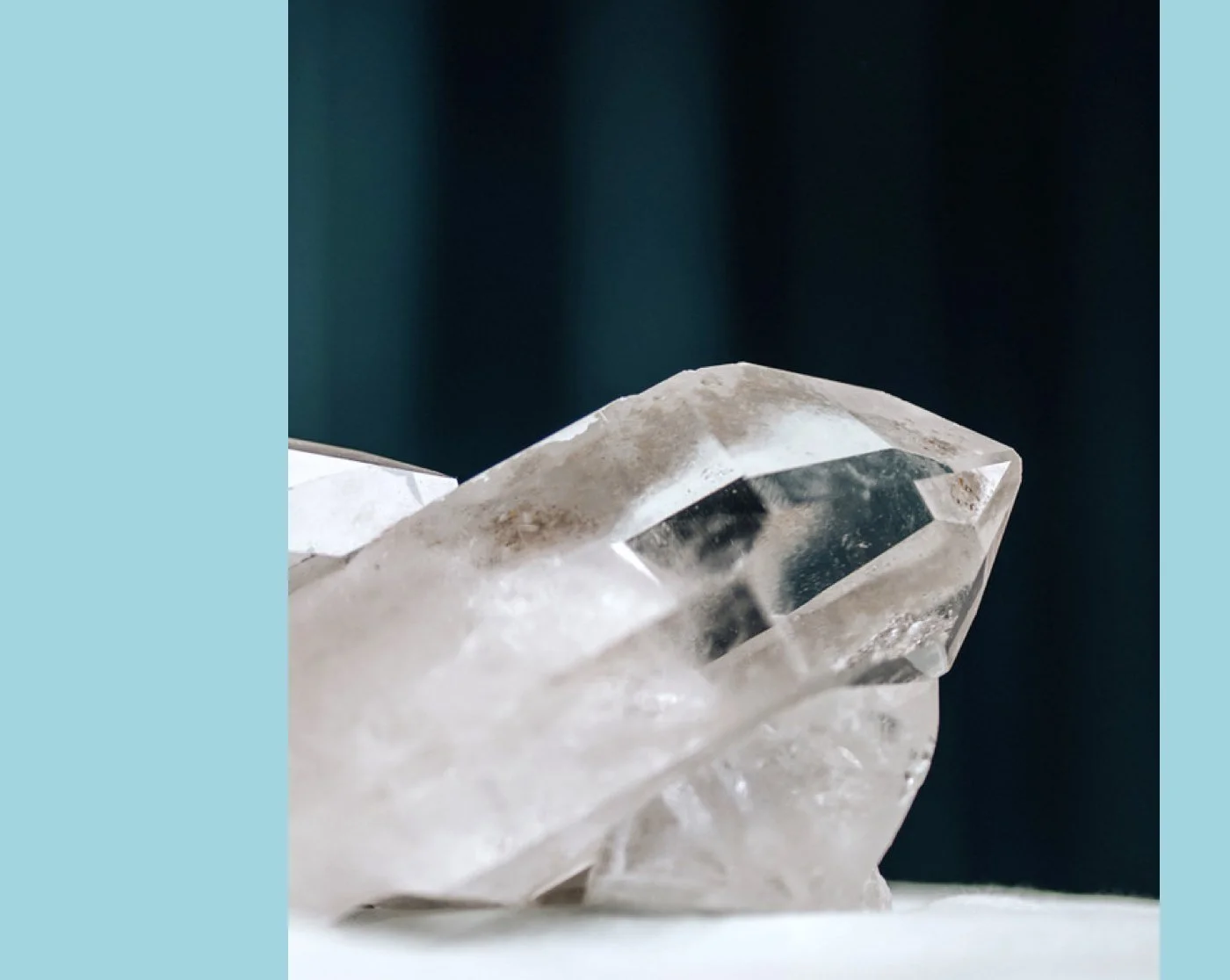 Grossaufnahme eines Bergkristalls mit dunklem Hintergrund.