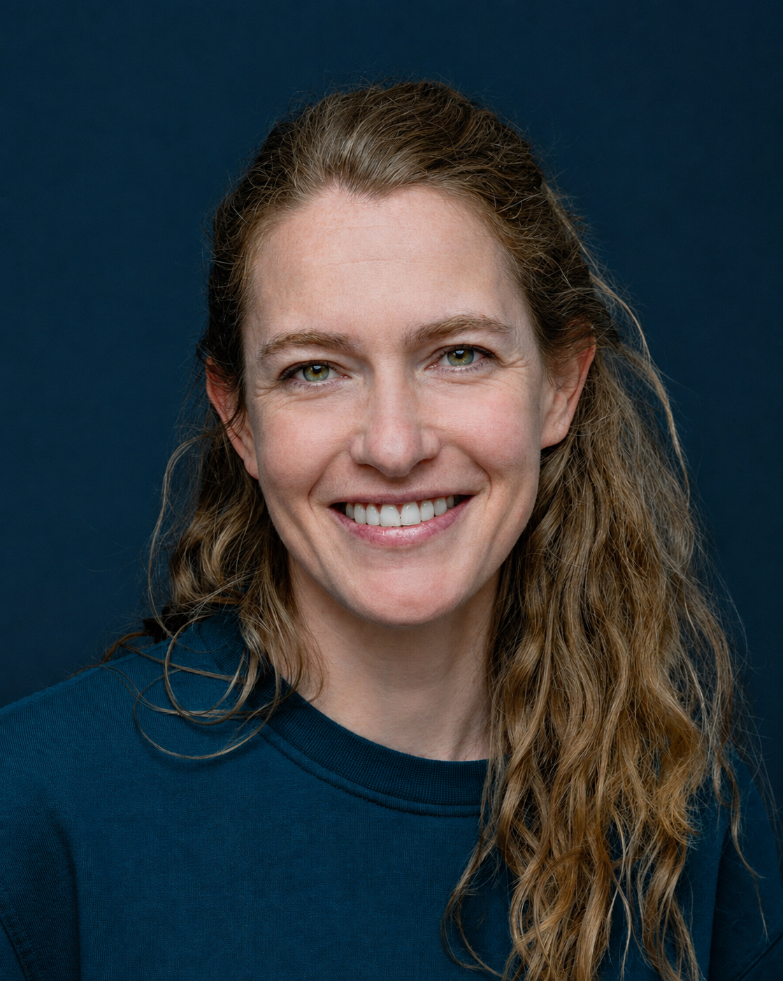 Portrait einer lächelnden Frau mit dunkelblonden langen Haaren