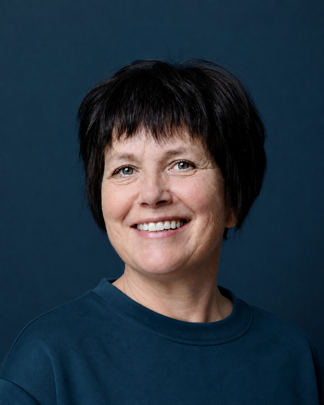 Portrait einer lächelnden Frau mit dunklen kurzen Haaren