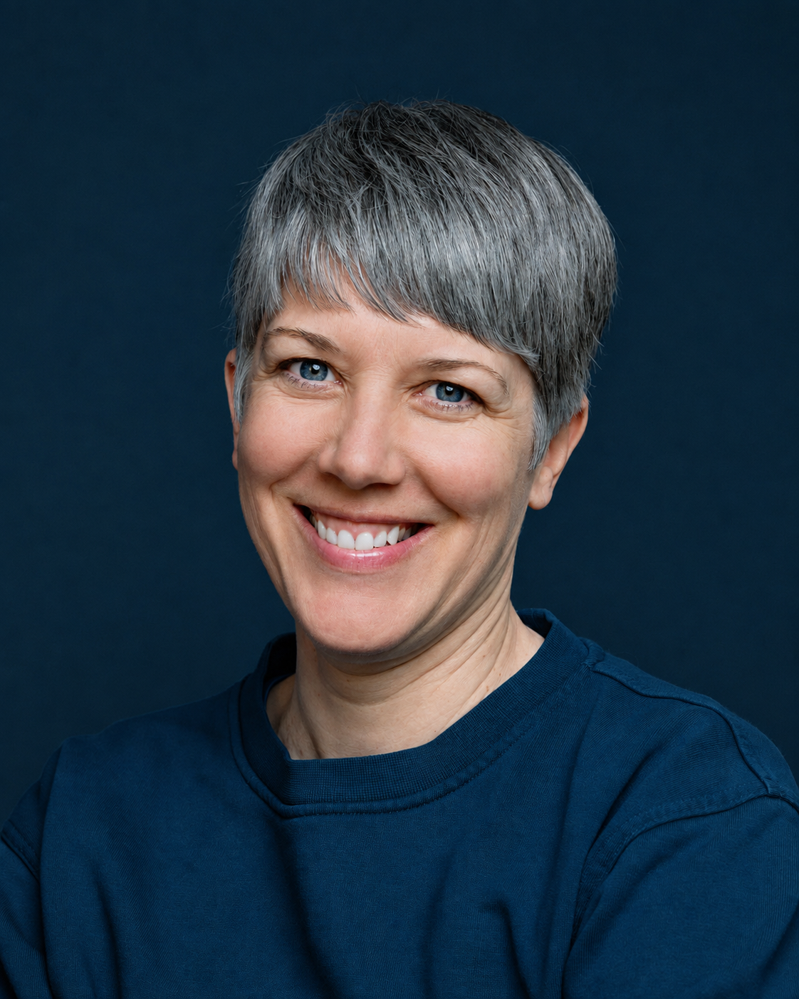 Portrait einer lächelnden Frau mit dunkelgrauen kurzen Haaren