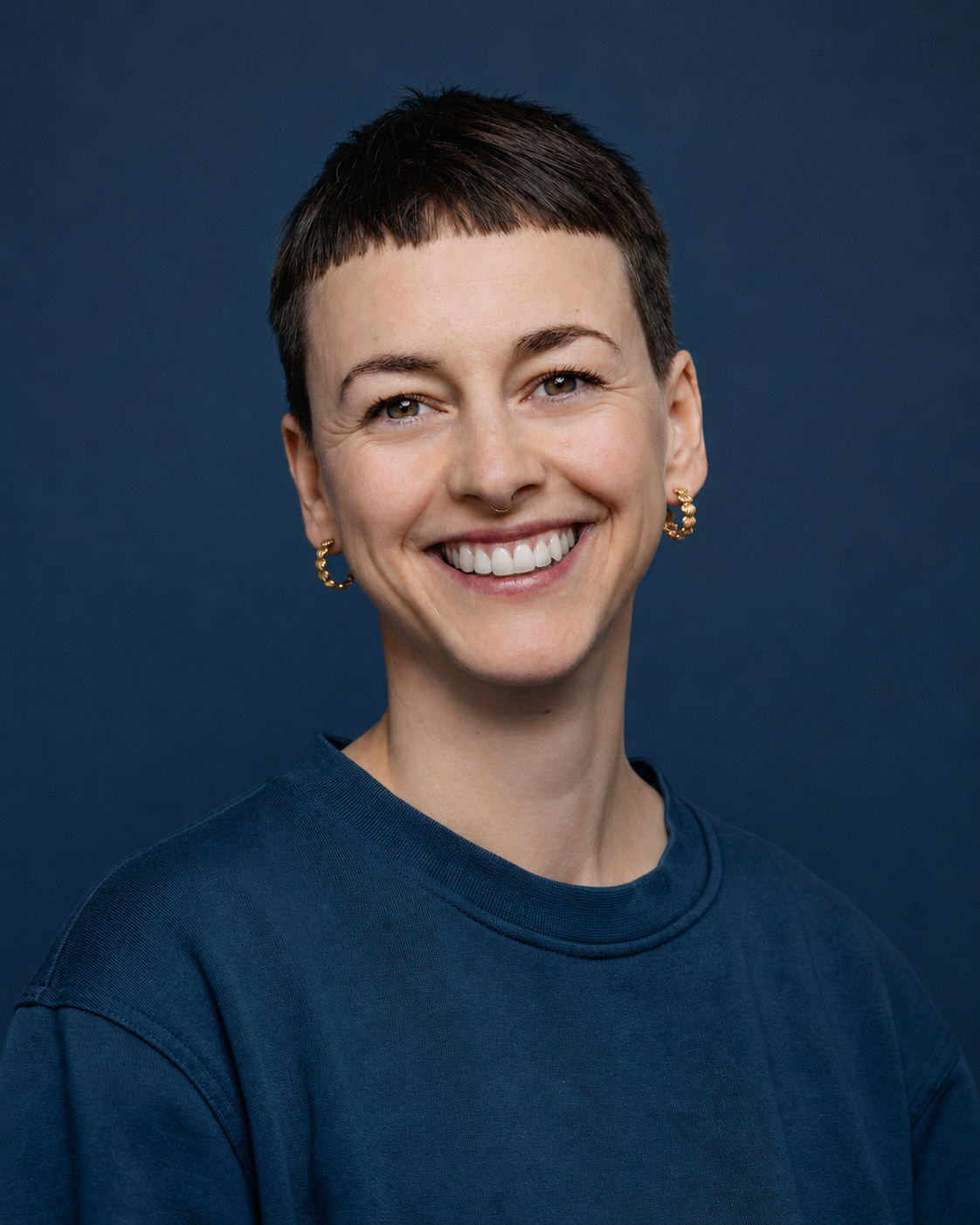 Portrait einer lächelnden Frau mit kurzen braunen Haaren