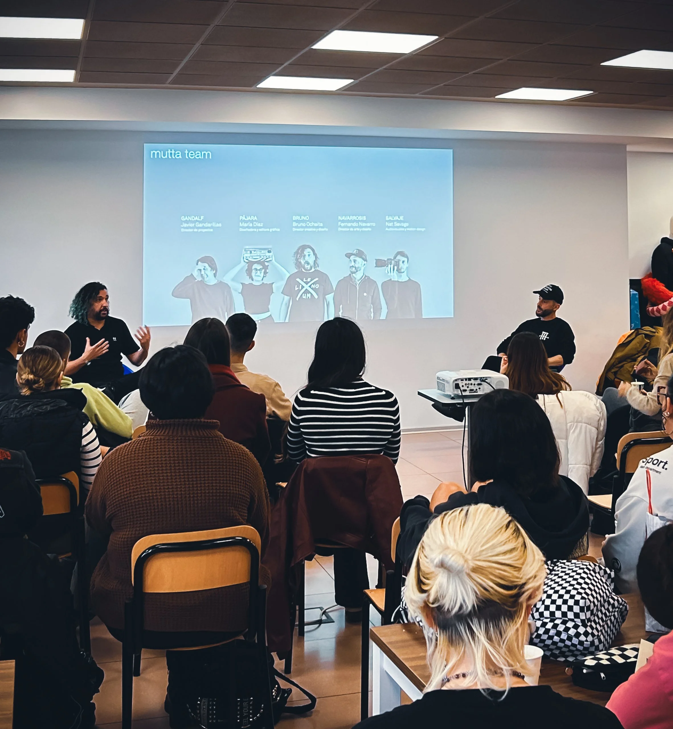 Directores creativos de mutta impartiendo una charla en Cesine Centro Universitario