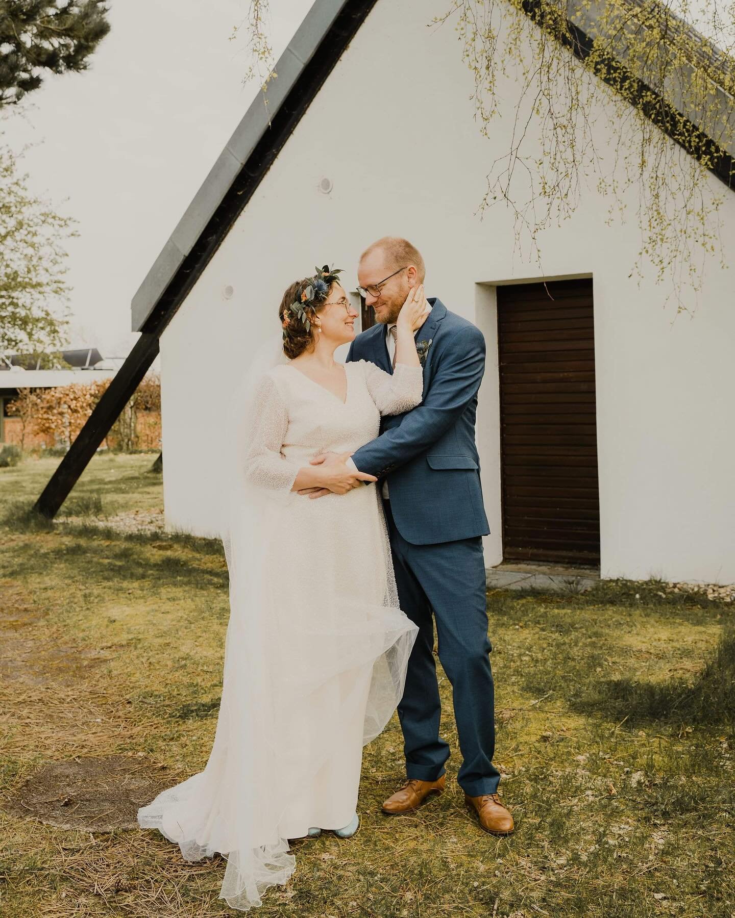 Wedding highlights from yesterday 🤍 I have no other words than.. down to earth, heartwarming, rustic, candid.. and much more. L&aelig;rke &amp; S&oslash;ren truly touched me with their atmosphere. It feels like with each wedding, I&rsquo;m falling d