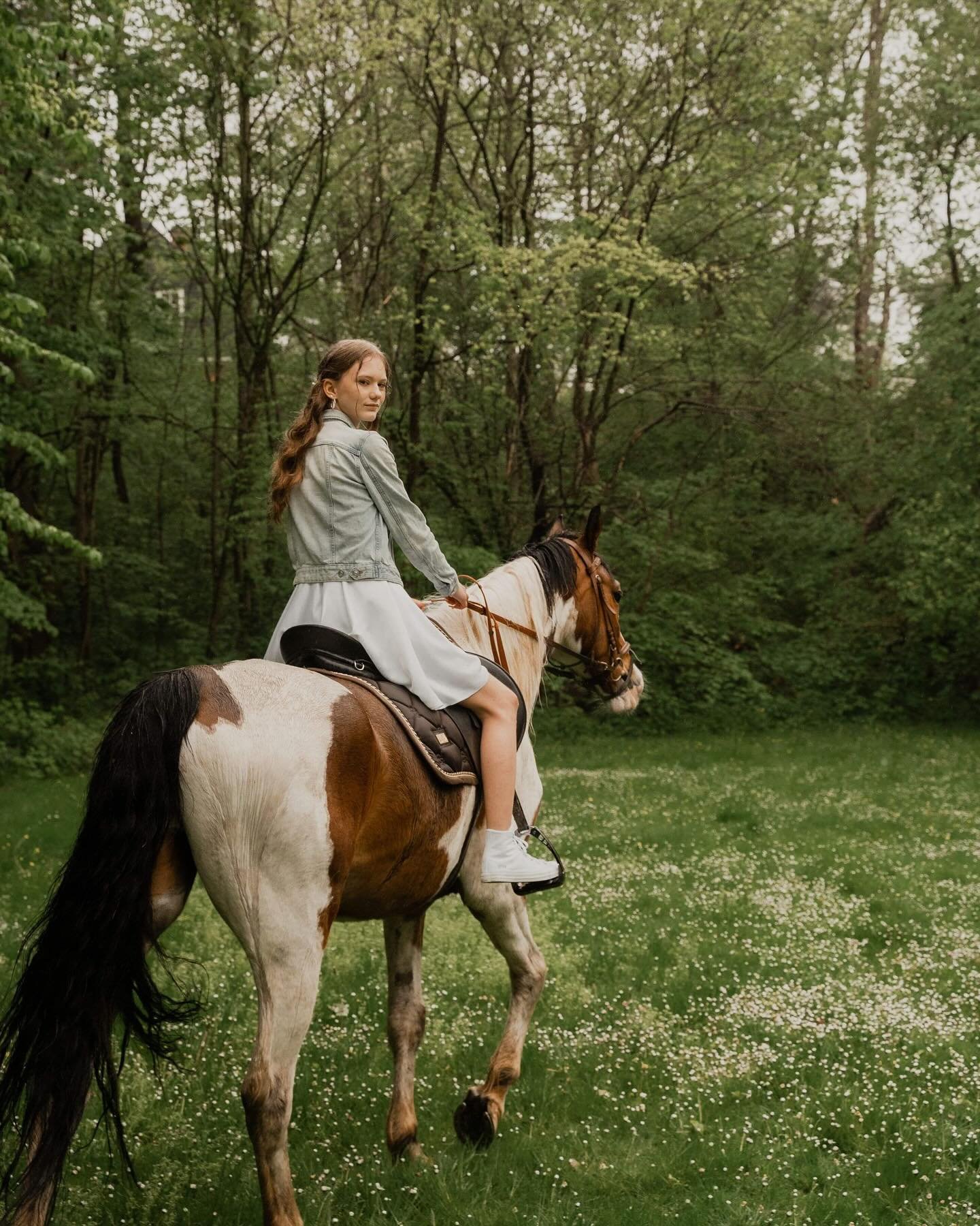 Lost in the mist of the forest, capturing Bryndis on a horse back after her confirmation 🧝🏼&zwj;♀️✨ 

#konfirmation #konfirmationsfotograf #konfirmationsfotografering #konfirmationskjole #konfirmand2024 #konfirmation2024 #konfirmationsh&aring;r #fo