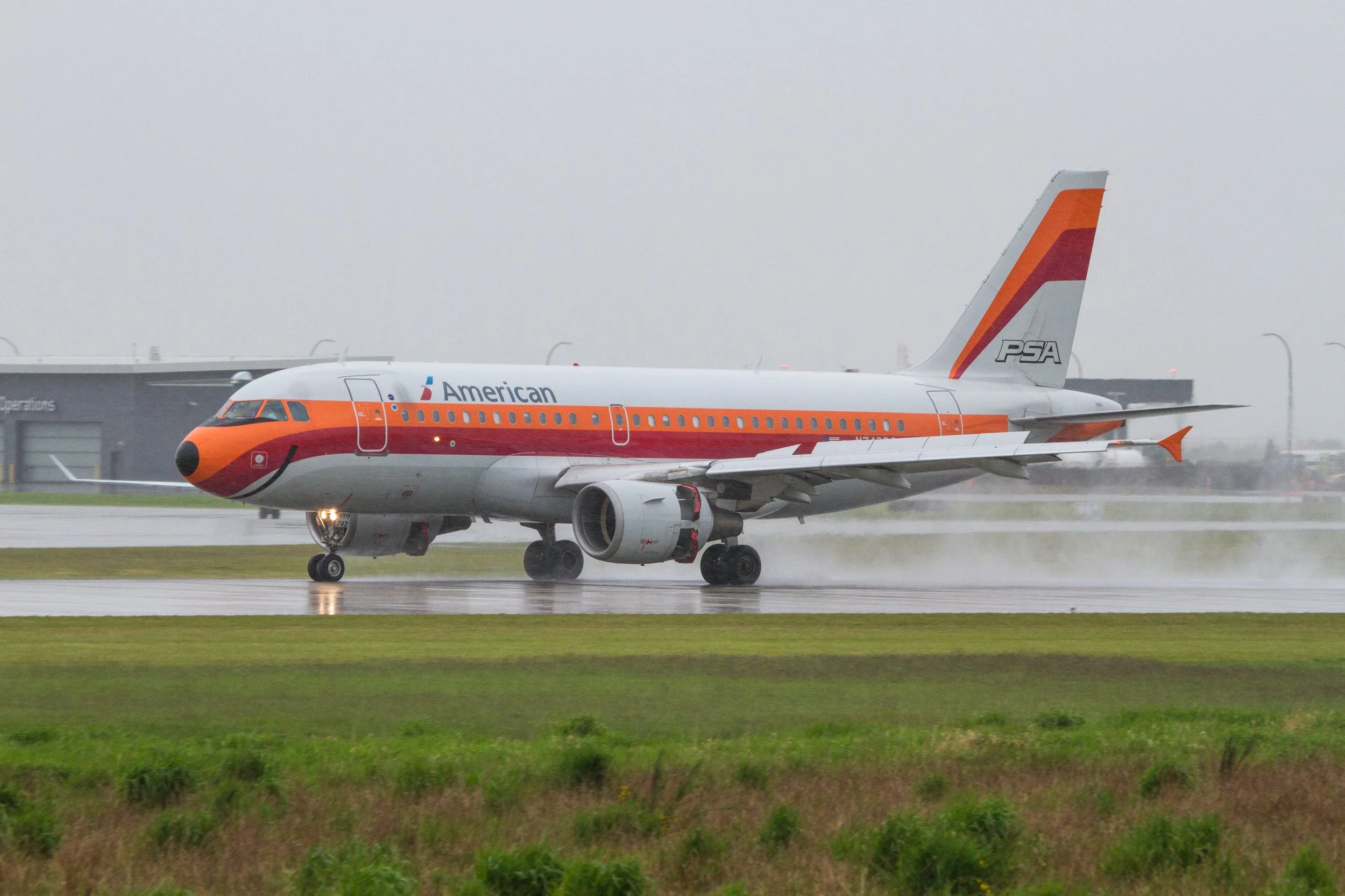 American Airlines Airbus A319 N742PS in the PSA heritage livery landing at CYR in 2017