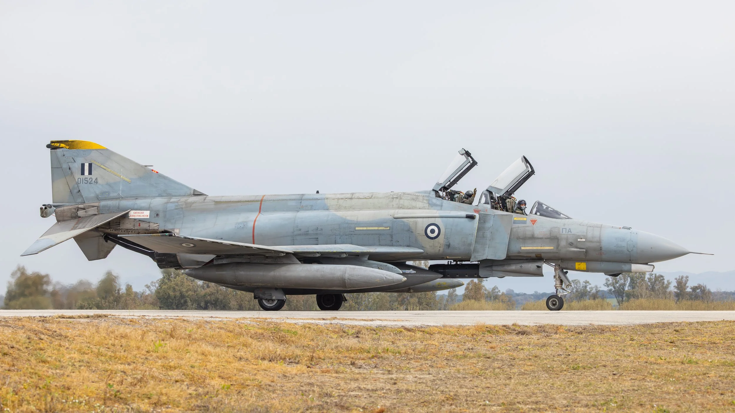 A nice wave to the crowd from the backseat of 01524.