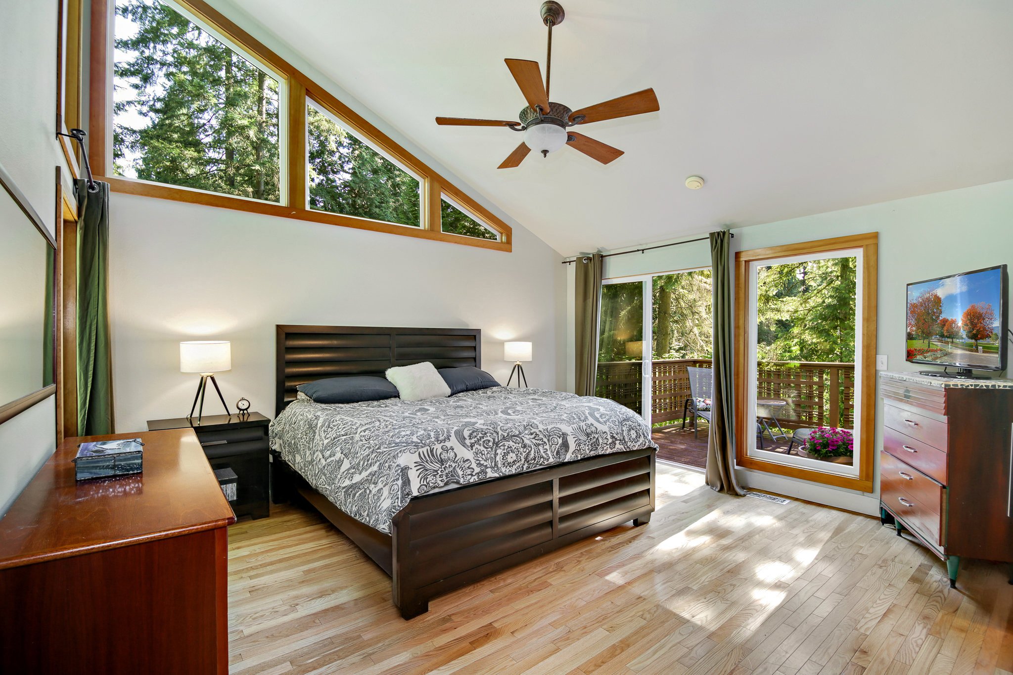 MASTERBEDROOM WOODINVILLE copy 2.jpg