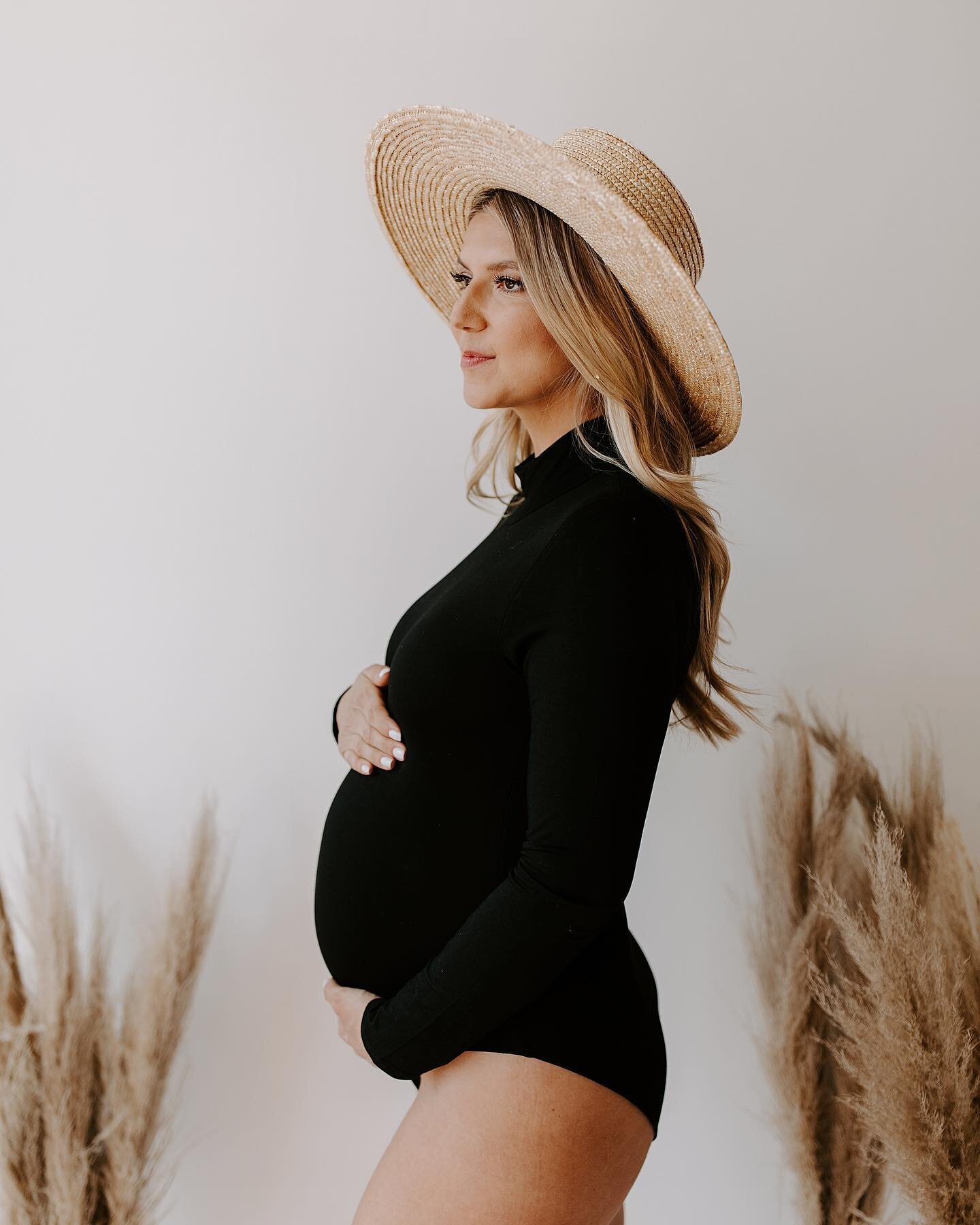 elise&rsquo;s maternity photos 🌾 sweet babe in the studio.