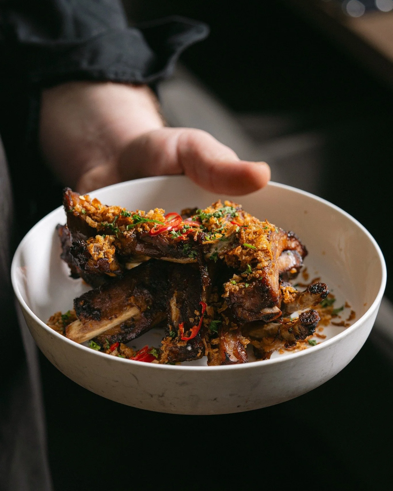 Psst, dit is jouw teken om onze ribs te bestellen dit weekend. 🤫 Iberico ribs met een zoete marinade en om het af te maken... een kleine spice. 🌶

#spareribs🍖