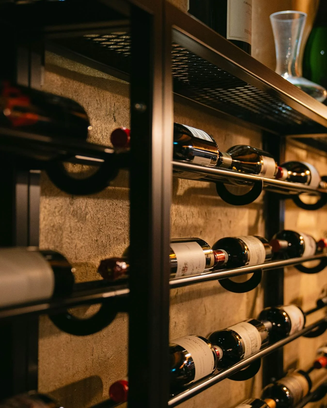 Jaja, het is weer tijd!🍷De koude dagen komen er weer aan dus is het weer tijd voor dat goede glas rode wijn. Welke kies jij dit weekend?