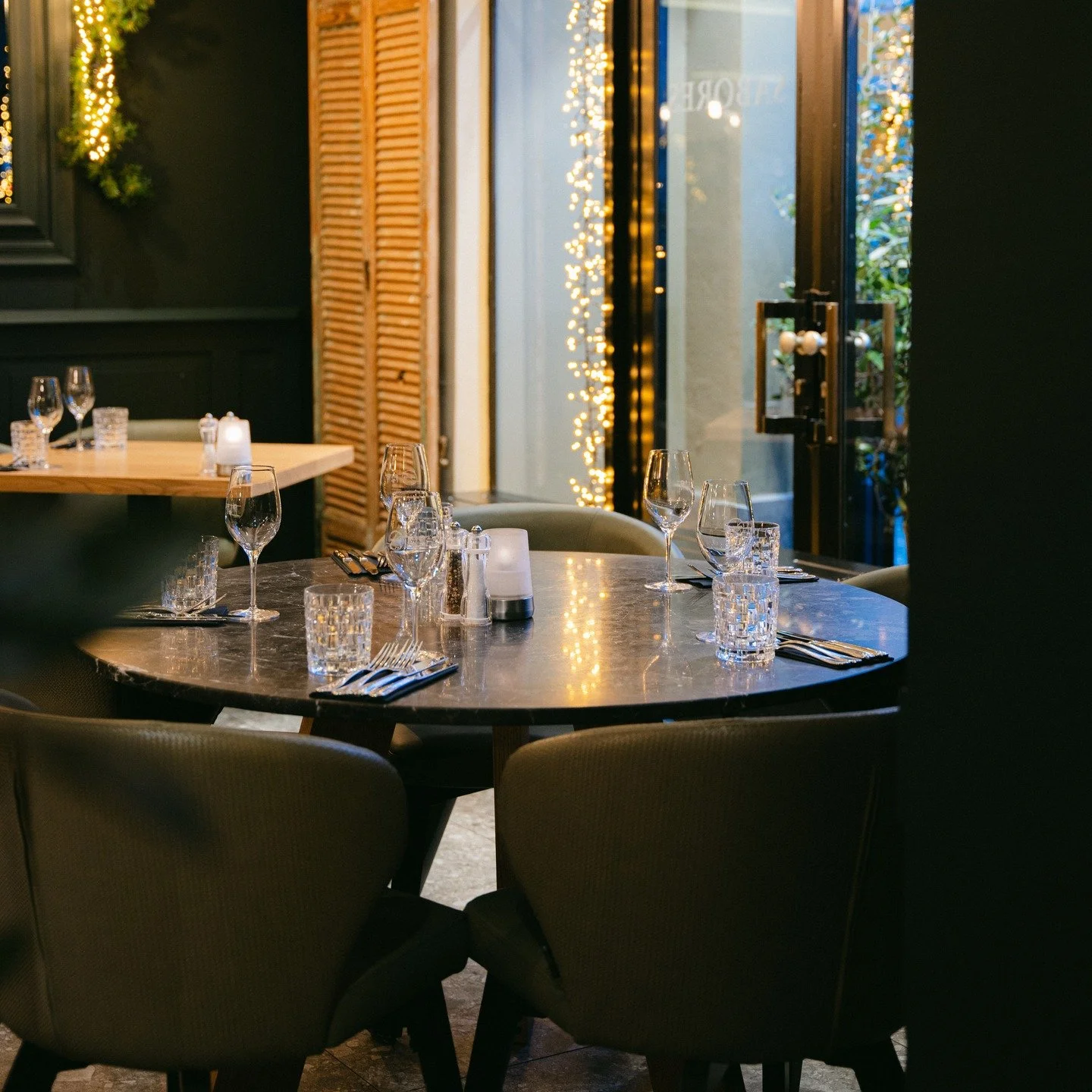 Buiten wordt het kouder, maar bij Sabores is het altijd warm 🍷🔥
De herfstvakantie is h&eacute;t moment om te genieten van onze shared dining gerechten, heerlijke wijnen en de knusse Mediterranean, Asian sfeer.

📆 Reserveer je tafel eenvoudig via o