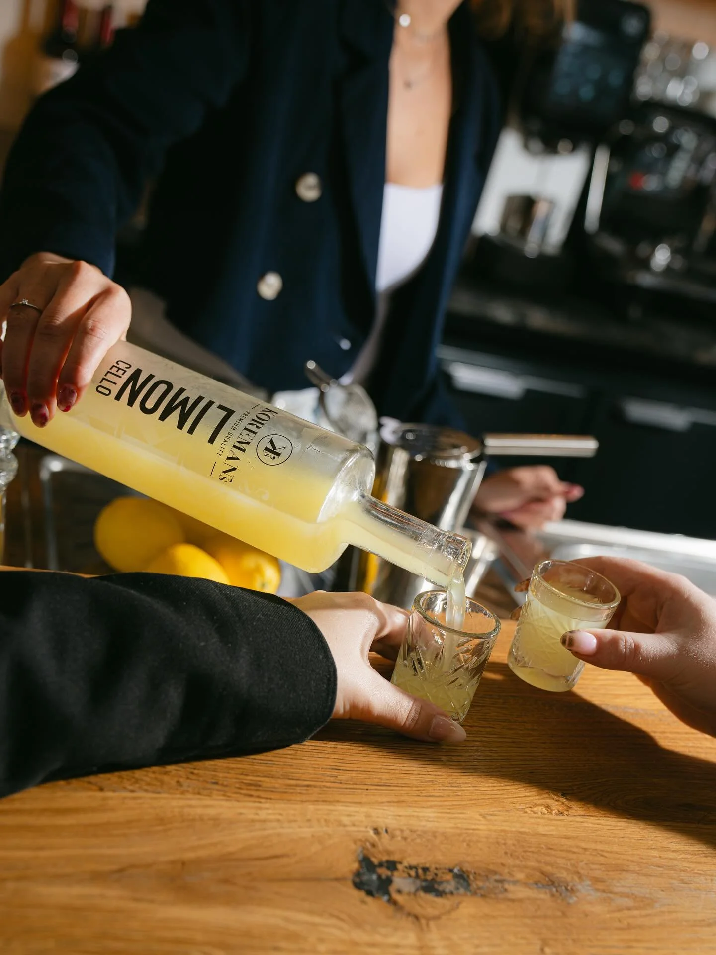 Koremans limoncello🍋

Deze limoncello, rechtstreeks uit ons mooi Breda, werd in 2021 uitgeroepen tot de beste limoncello ter wereld. En het mooiste: je kunt hem gewoon bij ons in het restaurant komen proeven! 

#koremans #breda #proeven #sabores