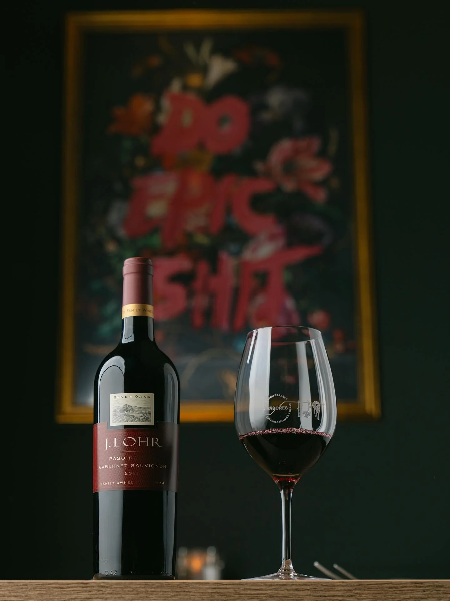 Een nieuwe week is aangebroken! Dat betekent een nieuwe &ldquo;Wine of the Week&rdquo;. 

Deze week is de J. Lohr cabernet sauvignon aan de beurt. Deze wijn is een diepe donkerrode wijn met aroma&rsquo;s van zwarte kersen, pruimen, bosbessen en daarn