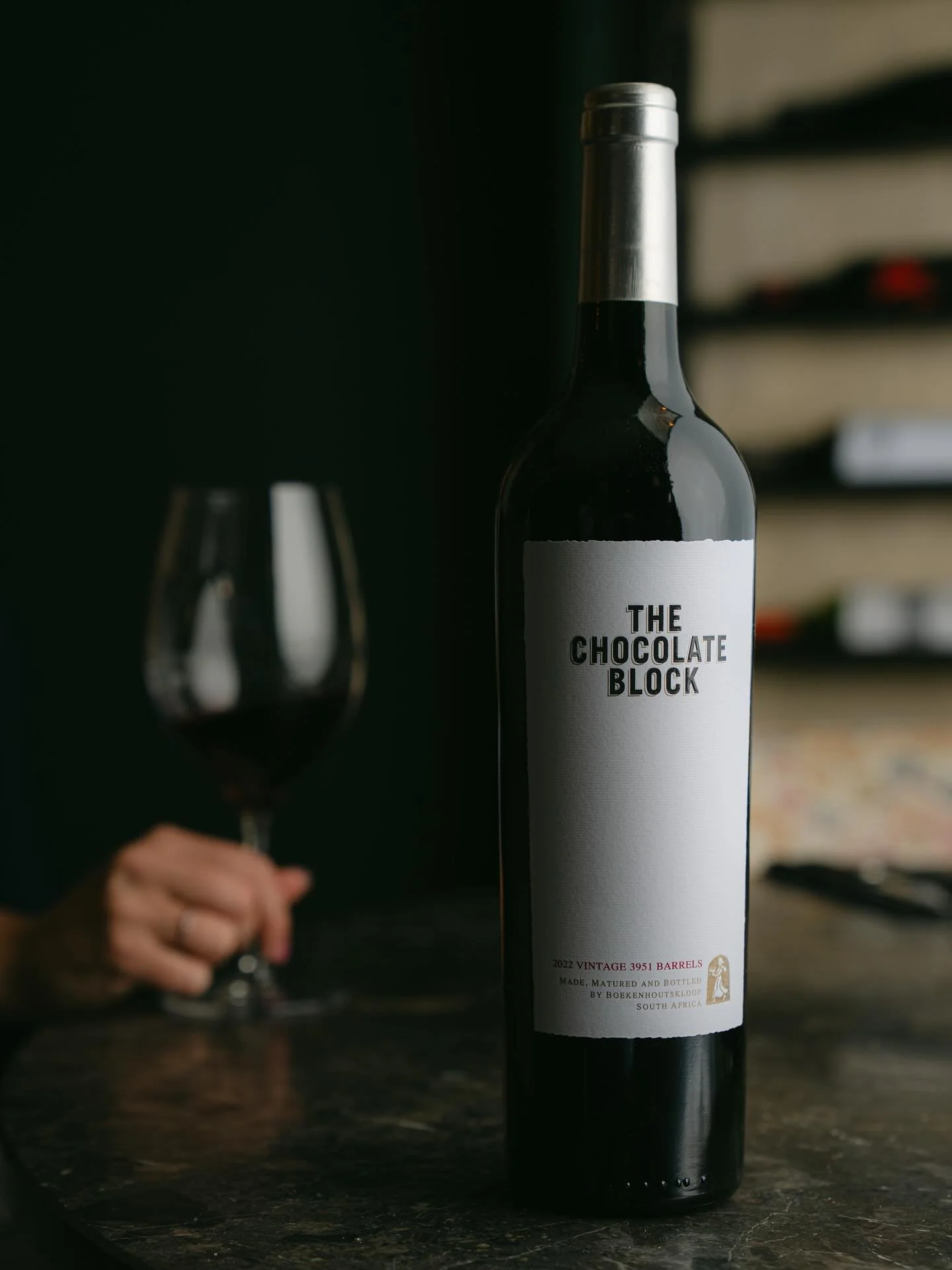 Deze &lsquo;Wine of the Week&rsquo; is de Chocolate Block. 

De Chocolate block is geliefd om haar kracht en complexiteit. De wijn opent intense aroma&rsquo;s van rode en donkere bessen, viooltjes en een hint van witte peper. Deze geconcentreerde rod