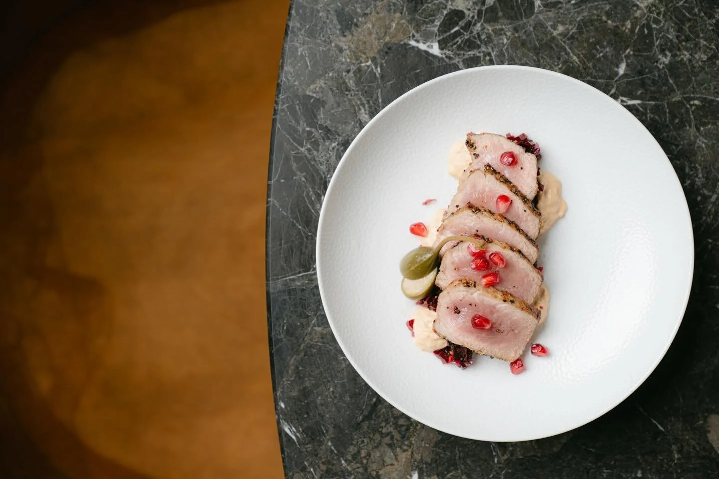 Smaakvol, stijlvol en onweerstaanbaar! ✨

Een van onze nieuwkomers van de dinerkaart is de vitello tataki. 

Heerlijk kalfsvlees in combinatie met tonijncr&egrave;me, kapperappels, granaatappels en biet.