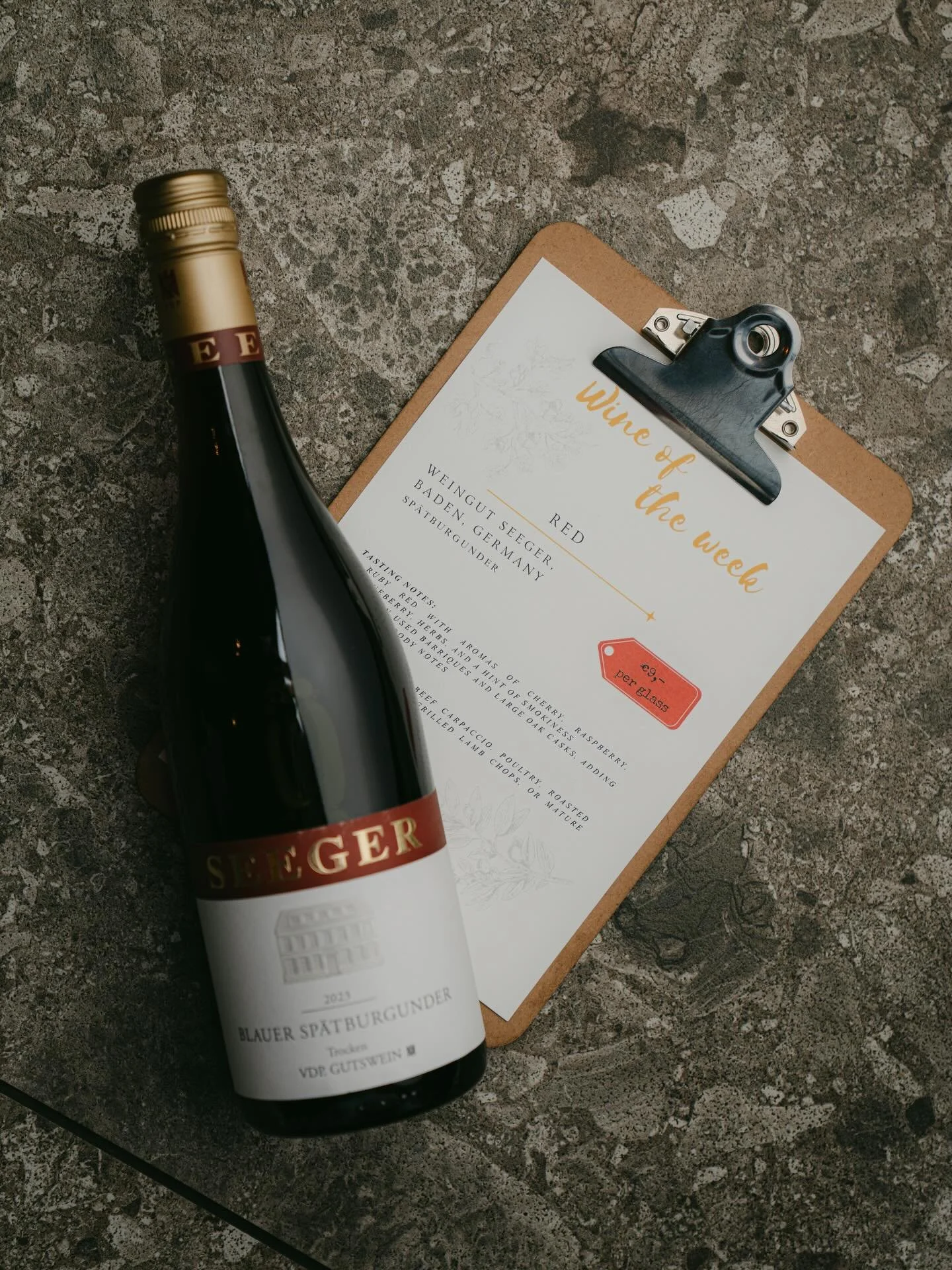 De Wine of the Week van deze week is de Sp&auml;tburgunder! 

Sp&auml;tburgunder staat bekend om zijn verfijnde, elegante stijl. 
Ideaal voor wie houdt van een lichte, toegankelijke rode wijn met finesse.🍷

Hij is vooral lekker bij paddenstoelen, ge