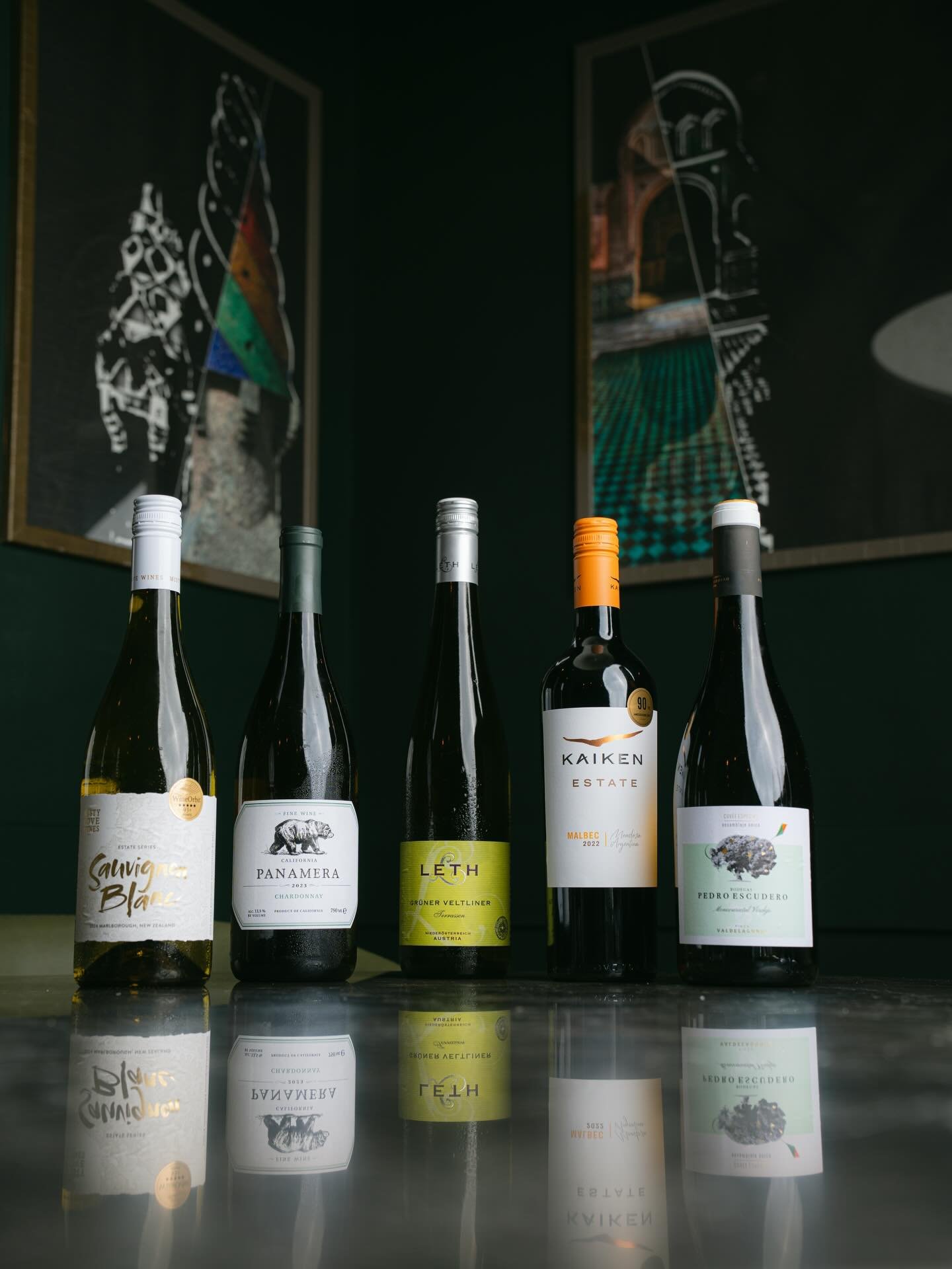 Onze wijnen komen eigenlijk van dichter bij huis dan je denkt&hellip; 🍇✨

De flessen op de foto zijn namelijk allemaal van Wijnhuis de Vijver uit Breda. Lokaal, liefdevol en heerlijk. 🤍🥂
 
@wijnhuisdevijver