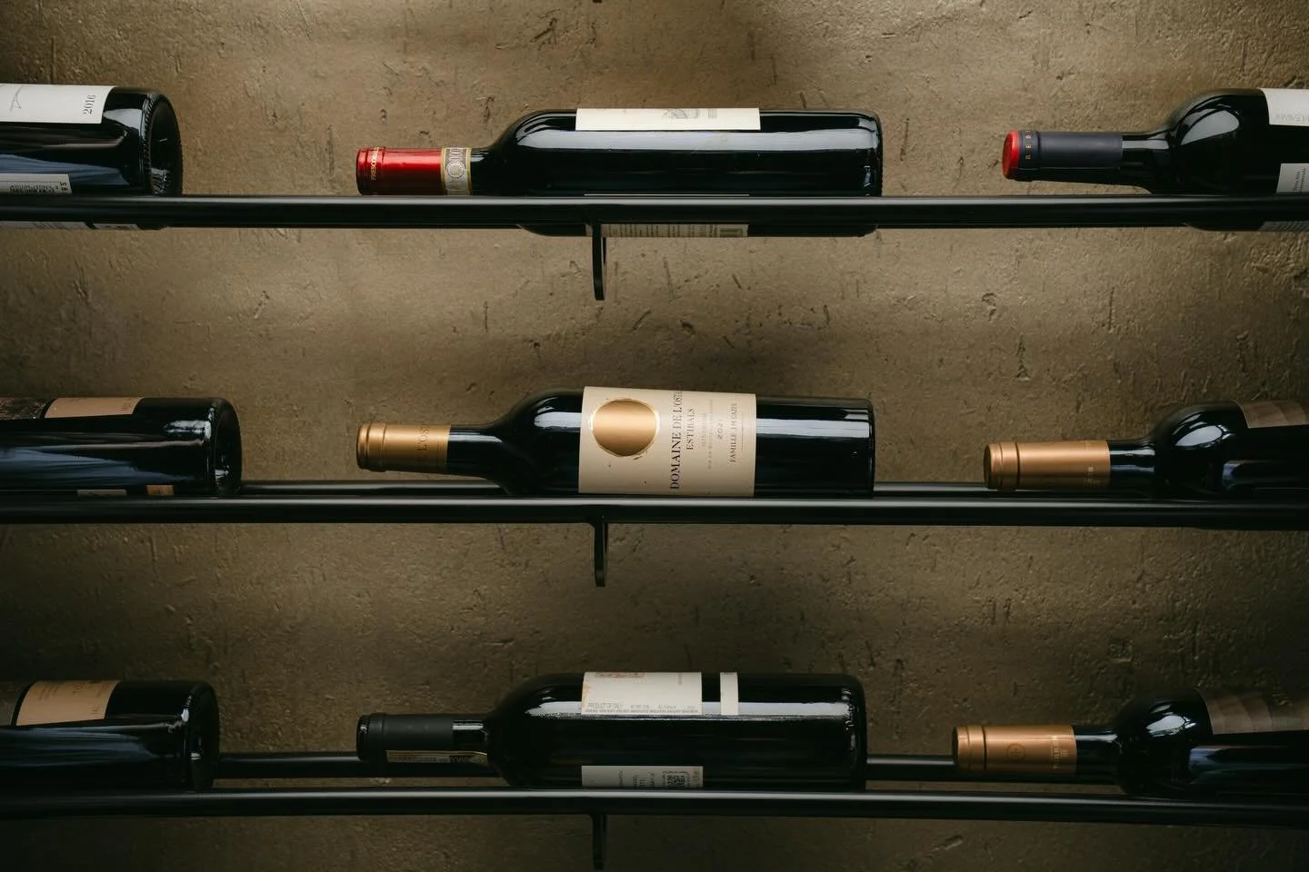 Deze week staat L&rsquo;Ostal centraal in de &ldquo;Wine of the Week&rdquo;.

L&rsquo;Ostal is een diep granaatrode, expressieve wijn met aroma&rsquo;s van zwart fruit, aardbei, zwarte bessen, viooltjes, kruiden en een vleugje toast.

De smaak is vol