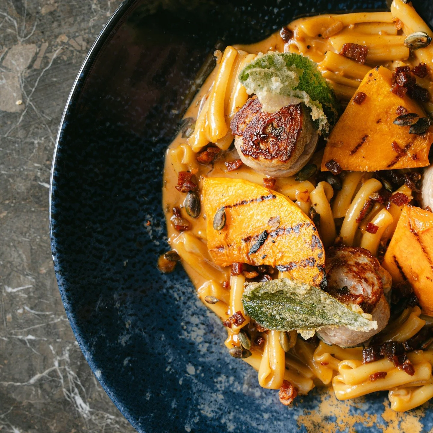 N&oacute;g een nieuwkomer, is onze saltimbocca. ⭐️

Heerlijke kalfsentrecote omwikkelt met prosciutto en salie. Geserveerd met pasta casarecce, pompoen en Iberico crumble. 🍽️

#SaboresBreda #Uiteten #Breda #Pasta #Saltimbocca