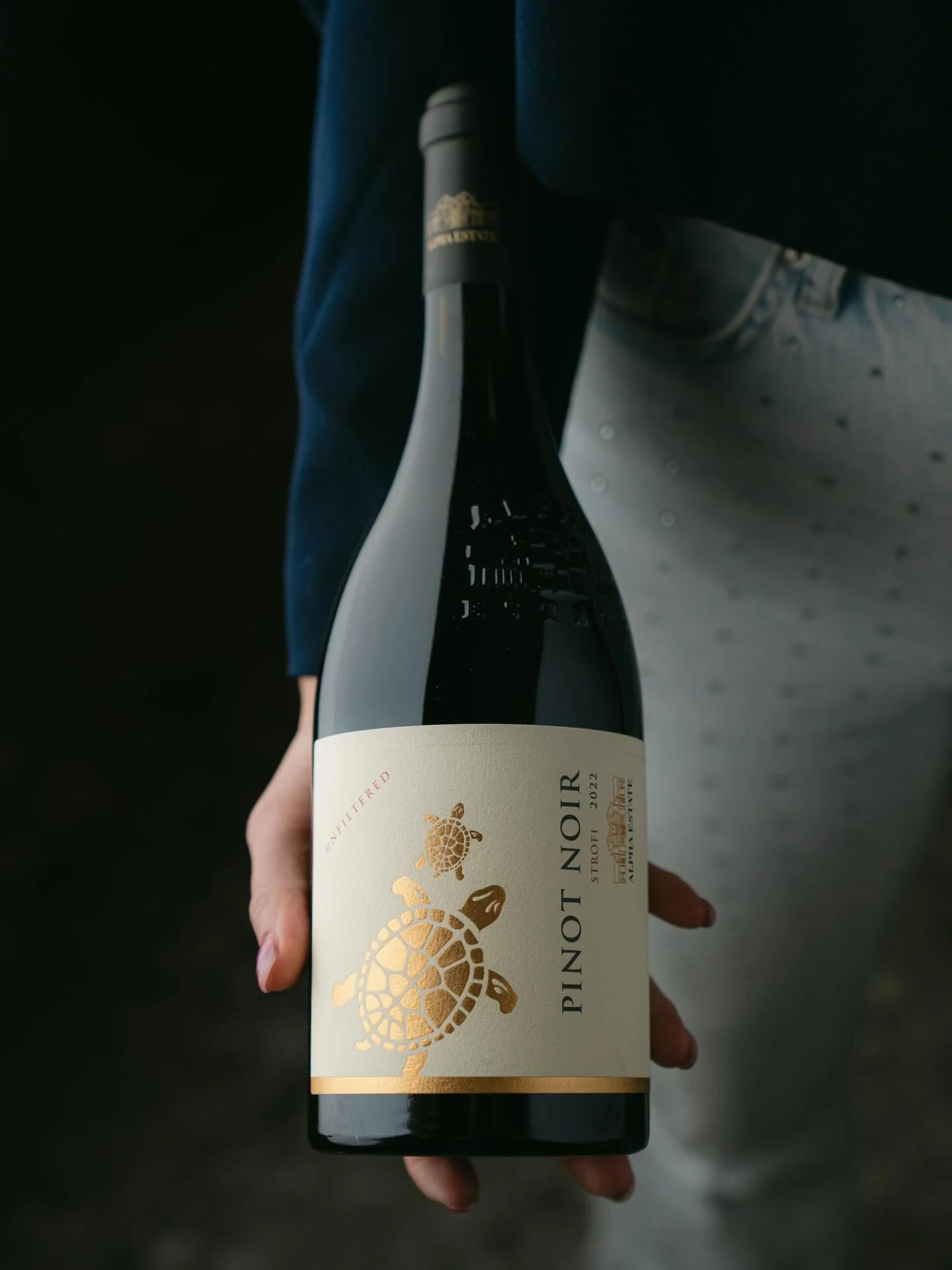 De Alpha Estate Pinot Noir is de een-na-laatste wijn van de week!

Door de rijping op Franse eiken vaten krijgt de wijn een lichte vanillesmaak. Hij heeft aroma&rsquo;s van aardbeien, met hints van paddenstoelen en witte truffel. 🍓

Heerlijk bij onz