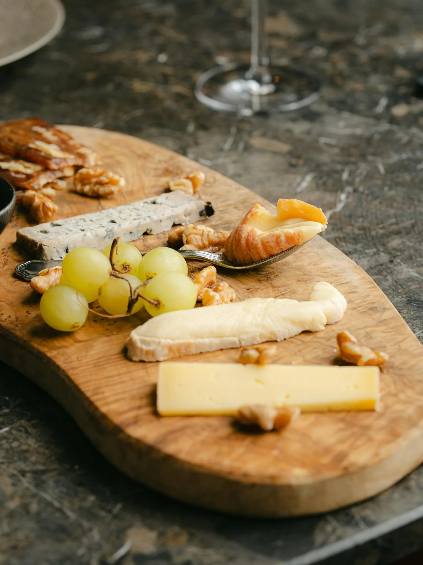 Ben jij geen fan van zoete desserts? Probeer dan eens onze kaasplank! 🧀

Een heerlijk Bunkerlos uit Twente, een Fiore Oudwijker uit Utrecht, het iconische lepelkaasje; Epoisse uit Frankrijk met afsluitend een blauwschimmel uit het noorden van Spanje