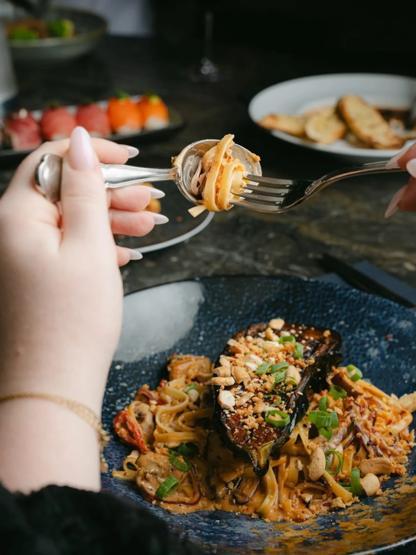 Een boost nodig na de carnaval? 🪩

Probeer onze vegetarische tagliatelle, een heerlijk romige saus met een gegrilde aubergine bovenop. 🍝

#aubergine #gezond #pasta #breda #Sabores