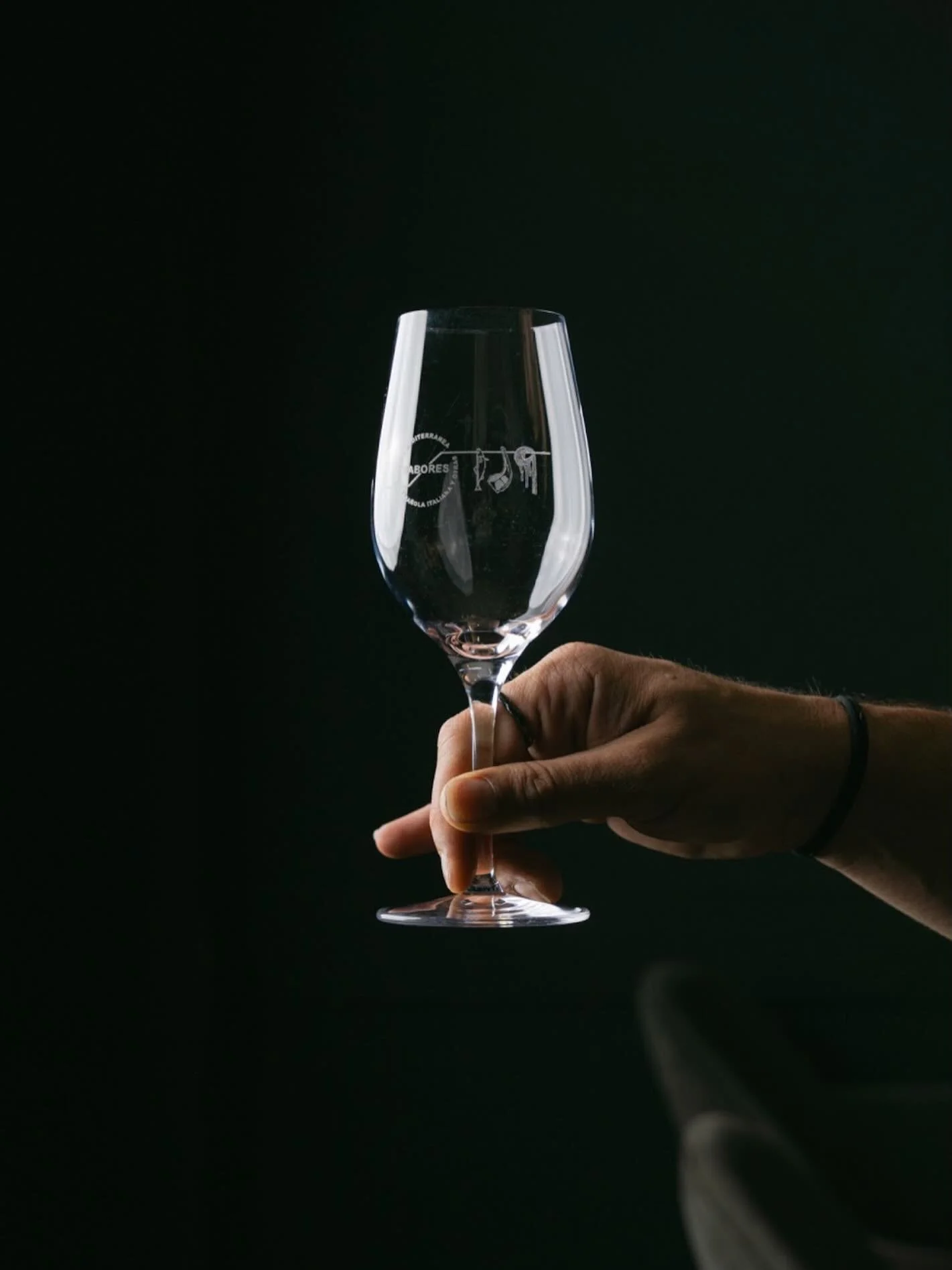 Wat is het beste medicijn tegen een carnavalskater? Een goed glas wijn natuurlijk! Laat het nou net vandaag internationale &ldquo;Drink Wijn&rdquo; dag zijn! 🍷

Vanaf vandaag zijn we weer voor het diner geopend! 🪩

#wijn  #drankjedoen? #breda #Sabo