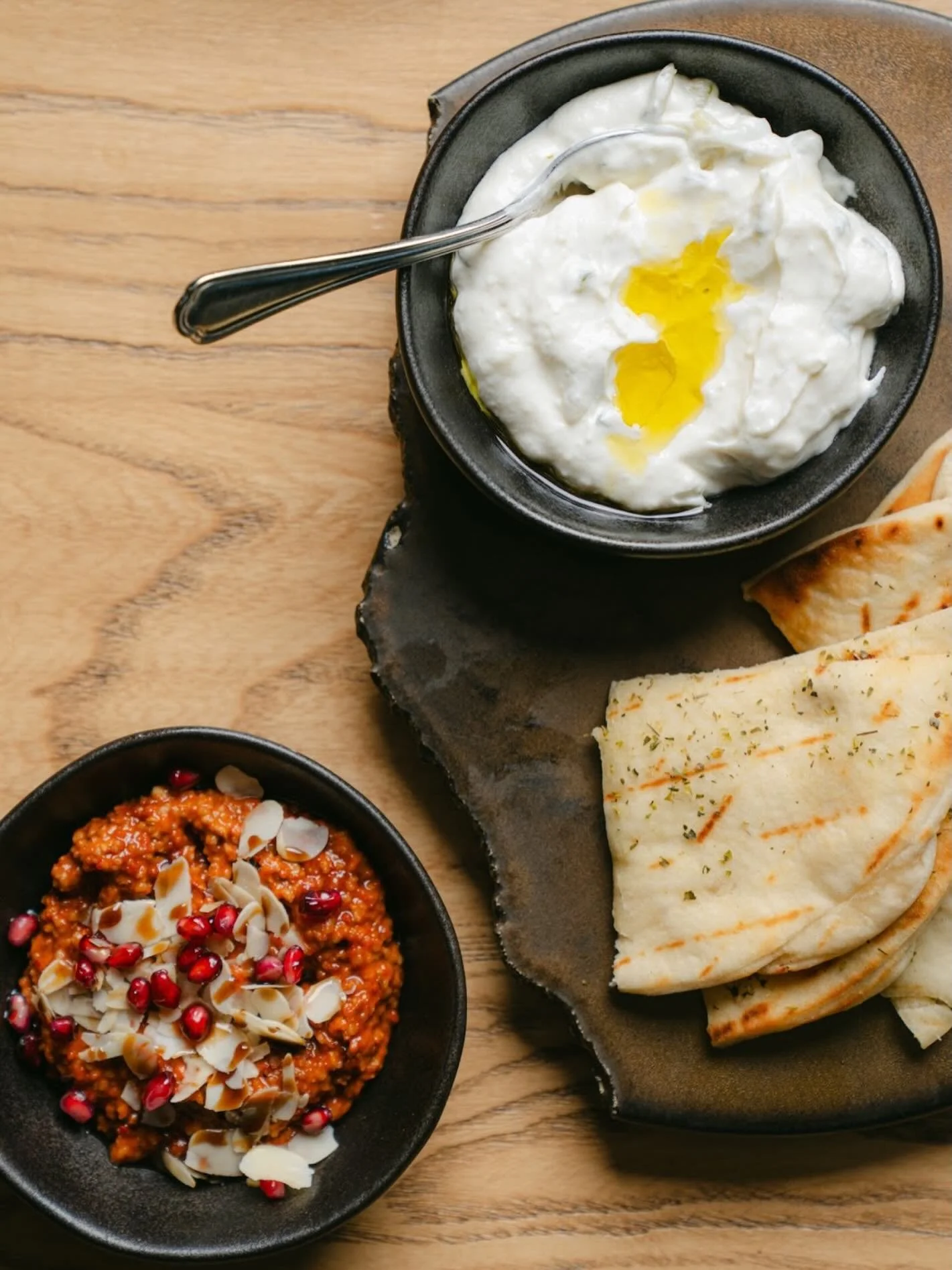 Het weekend staat weer voor de deur! Begin je avond &eacute;n je weekend met overheerlijk pitabrood met dips 🫓😋

#pita #tzatziki #muhammara