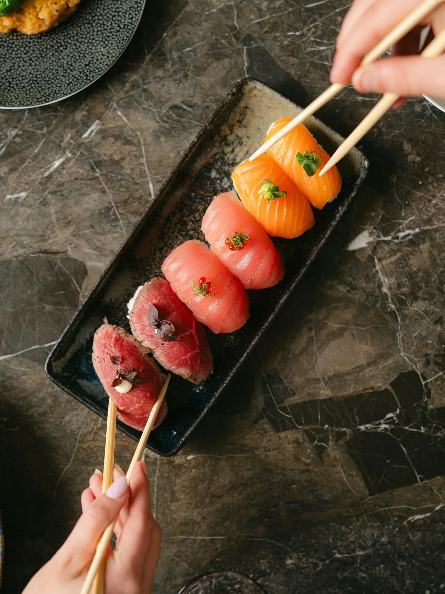 Nog een nieuwkomer is onze Nigiri Proeverij! 🍣
 
Naast onze heerlijke sushi hebben wij nu ook nigiri&rsquo;s. Met mals vlees en truffel, tonijn met soya parels en zalm met wasabi. 🥢
 
Welke is jouw favoriet?
 
#Breda #Sabores #Nigiri #proeverij #al