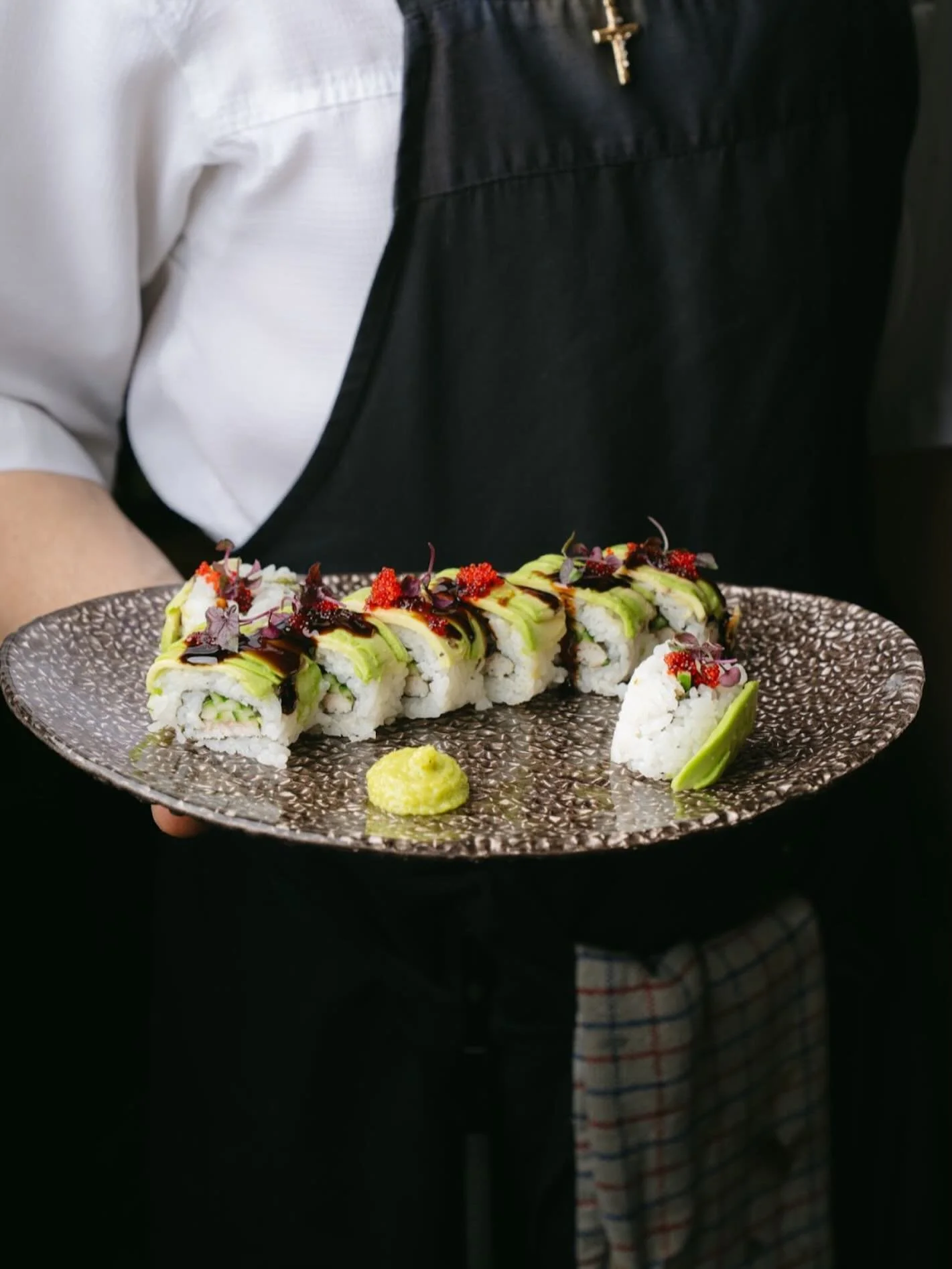 De unagi roll 🐟

Een heerlijke rol met Japanse paling, frisse komkommer, dun gesneden avocado erover heen en rode tobiko! 🥑🥢

Een bijzonder smaakvolle rol, heerlijk met bijvoorbeeld een glaasje cava of een van onze witte wijntjes! 🥂

#unagiroll #