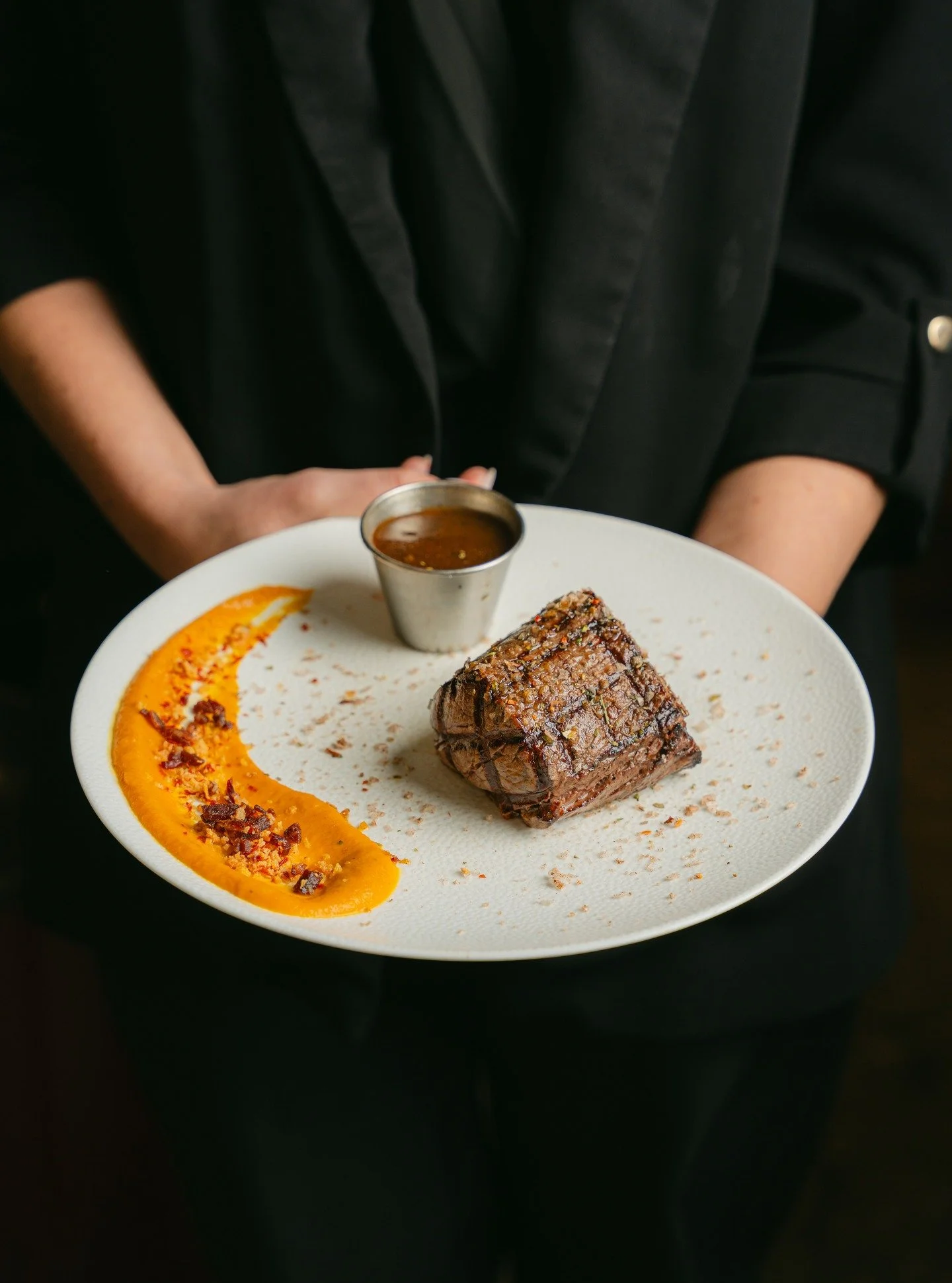 Wat is er beter dan een goed, mals stuk vlees? 🥩

Helemaal naar jouw wens gebakken, geserveerd met frietjes, een salade en een saus naar keuze! 🍟🥗 Lekker met een goed glas rode wijn 🍷

Reserveer snel je plekje! 

#ossenhaas #rodewijn #sabores #br