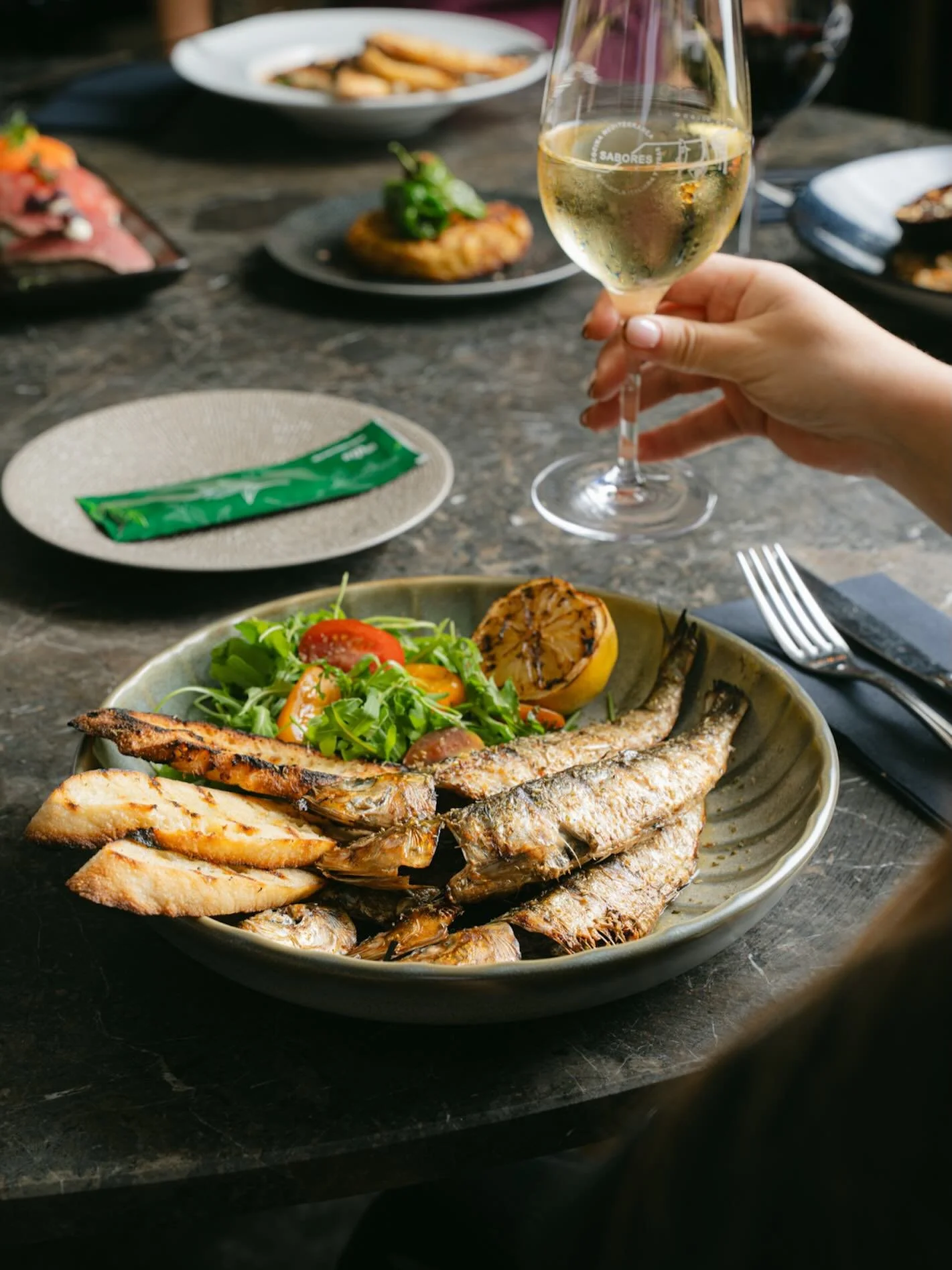 In dit zonnige weekend lekker genieten van een echte Mediterrane klassieker? 🌞

Onze sardines worden op de grill voor jullie bereid, heerlijk met knoflook, geroosterd brood en citroen! 🐟🍋

Wanneer kom jij ze proberen? 🍴

#sardines #mediterraans #