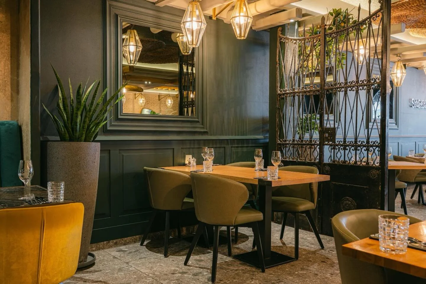 Het is helaas nog niet het weer om buiten te zitten. Gelukkig zit je bij ons ook binnen gezellig! 🌟

Heerlijk de hele avond genieten van de lekkerste gerechten gecombineerd met goede wijnen. 🍷👨🏼&zwj;🍳

Wanneer kom jij een hapje eten? 🍴

#lekker