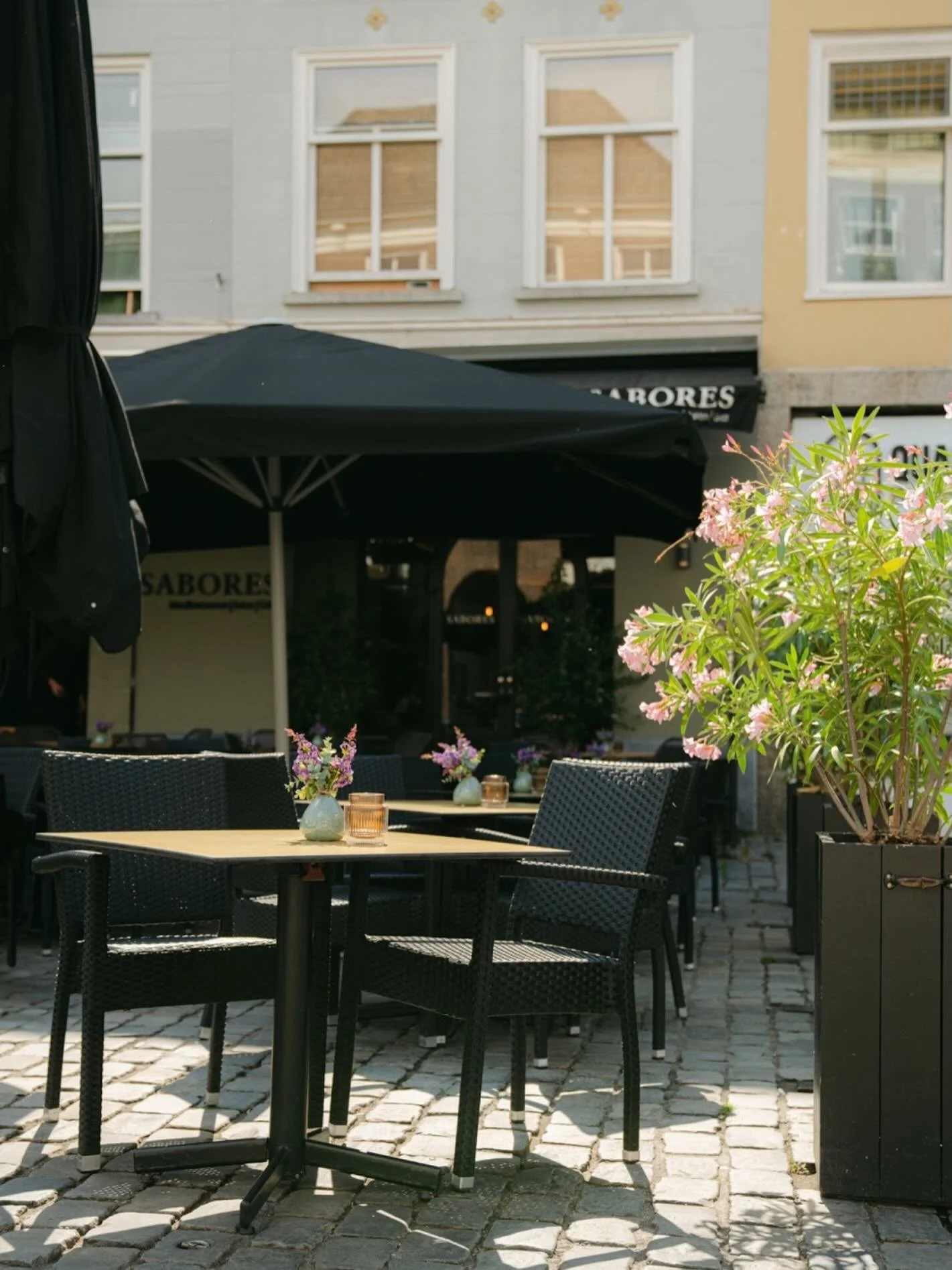 Het is eindelijk zover; de zon schijnt weer heerlijk! 🌞

En wat is de beste manier om die zonnige dagen af te sluiten? Dat is uiteraard bij ons op het terras met een hapje en een drankje! 🍣🍹

Wanneer kom jij van de zon genieten?🥂

#terrasweer #le