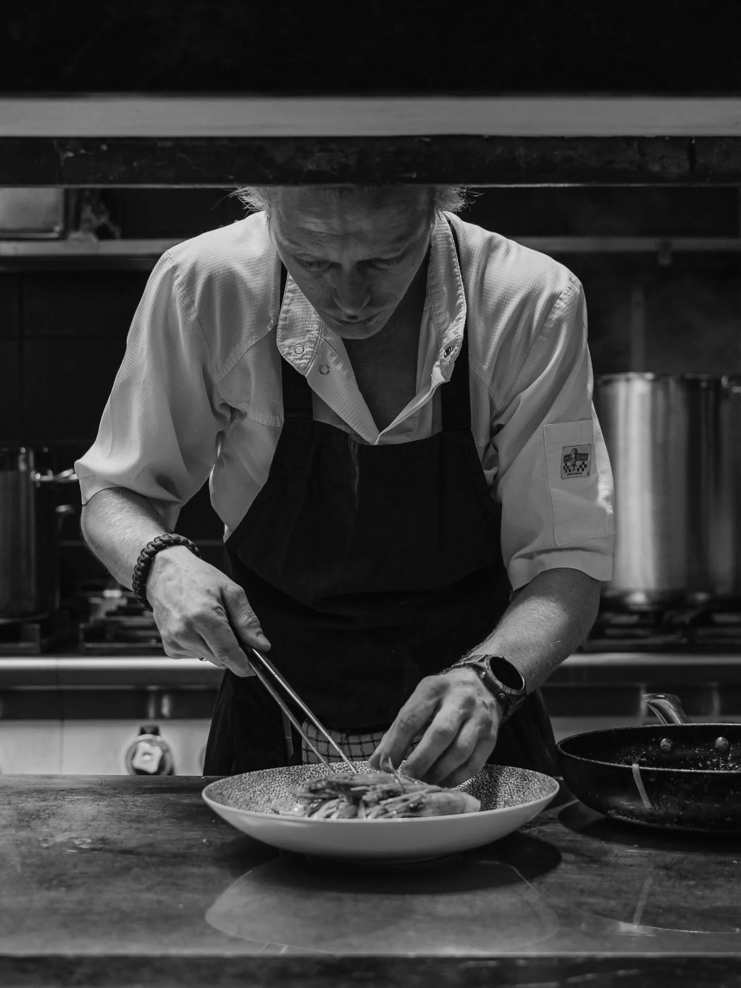 Kijkje achter de schermen! Met veel precisie en liefde worden de  gerechten voor jullie bereid! 🥢

Dat proef je terug in elke hap ⭐️

Wanneer kom jij het ervaren? 

#chefslife #breda #sabores #kijkjeindekeuken