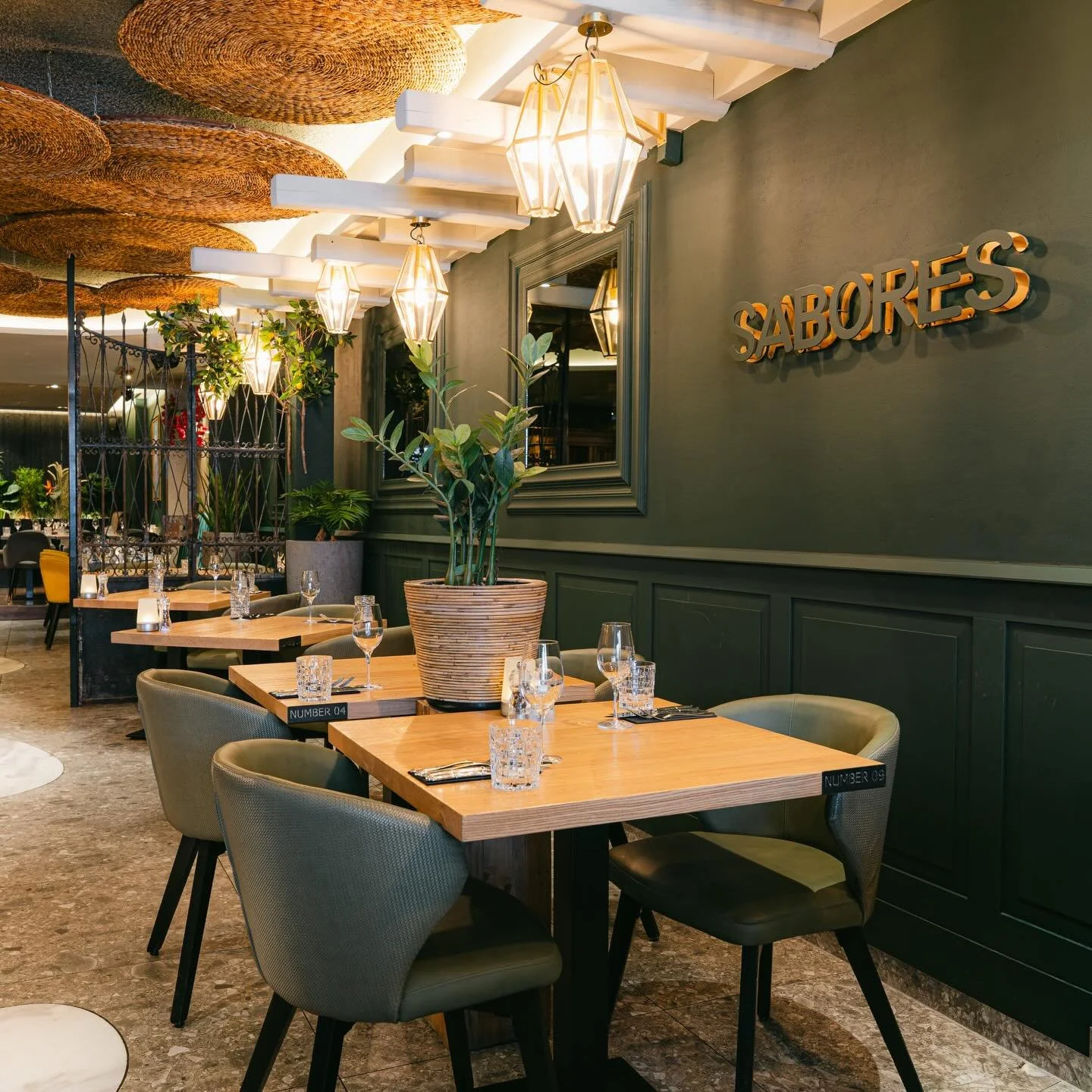 Sfeervol dineren in stijl ✨

Of je nu komt voor een intiem diner of een gezellige avond met vrienden, bij Sabores zijn we van alle markten thuis! 👨🏼&zwj;🍳🍸

Wanneer kom jij eten?🍴

#breda #interieur #gezelligheid #sabores