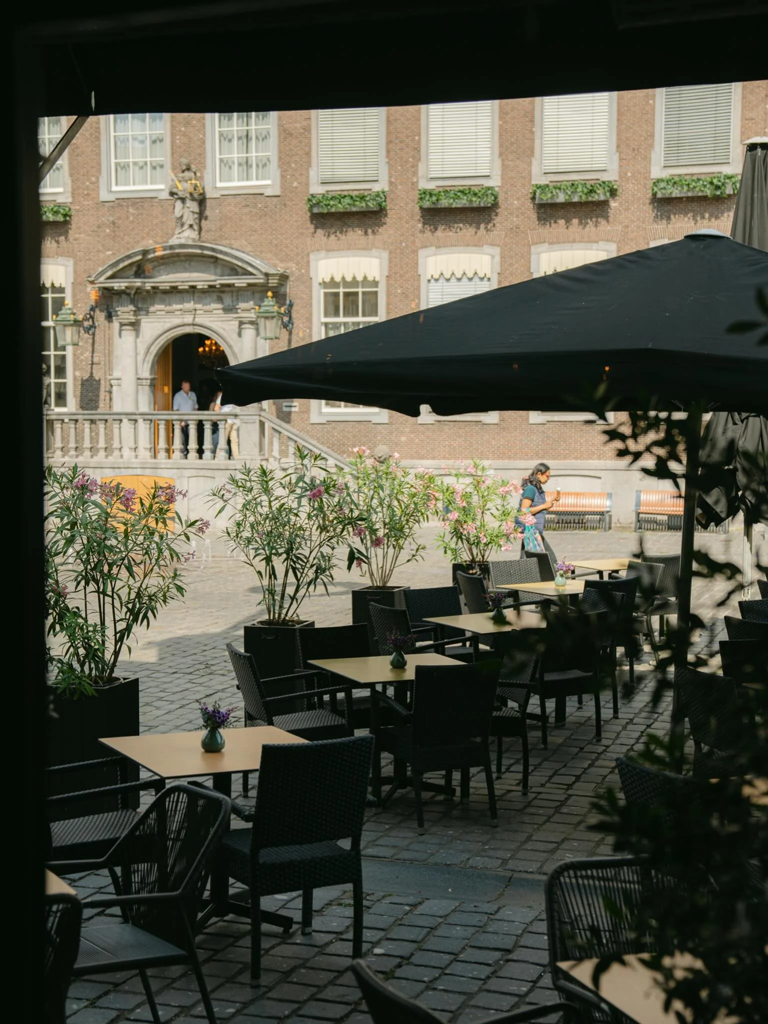 Het weer wordt lekkerder en dat betekent maar &eacute;&eacute;n ding; terrassen! 🌞

Lekker de hele avond genieten van goed eten en mooie wijnen bij ons op het terras. Wij hebben er weer zin in! 🌟

#mooiweer #eindelijkbuiten #terrasseizoen #sabores 