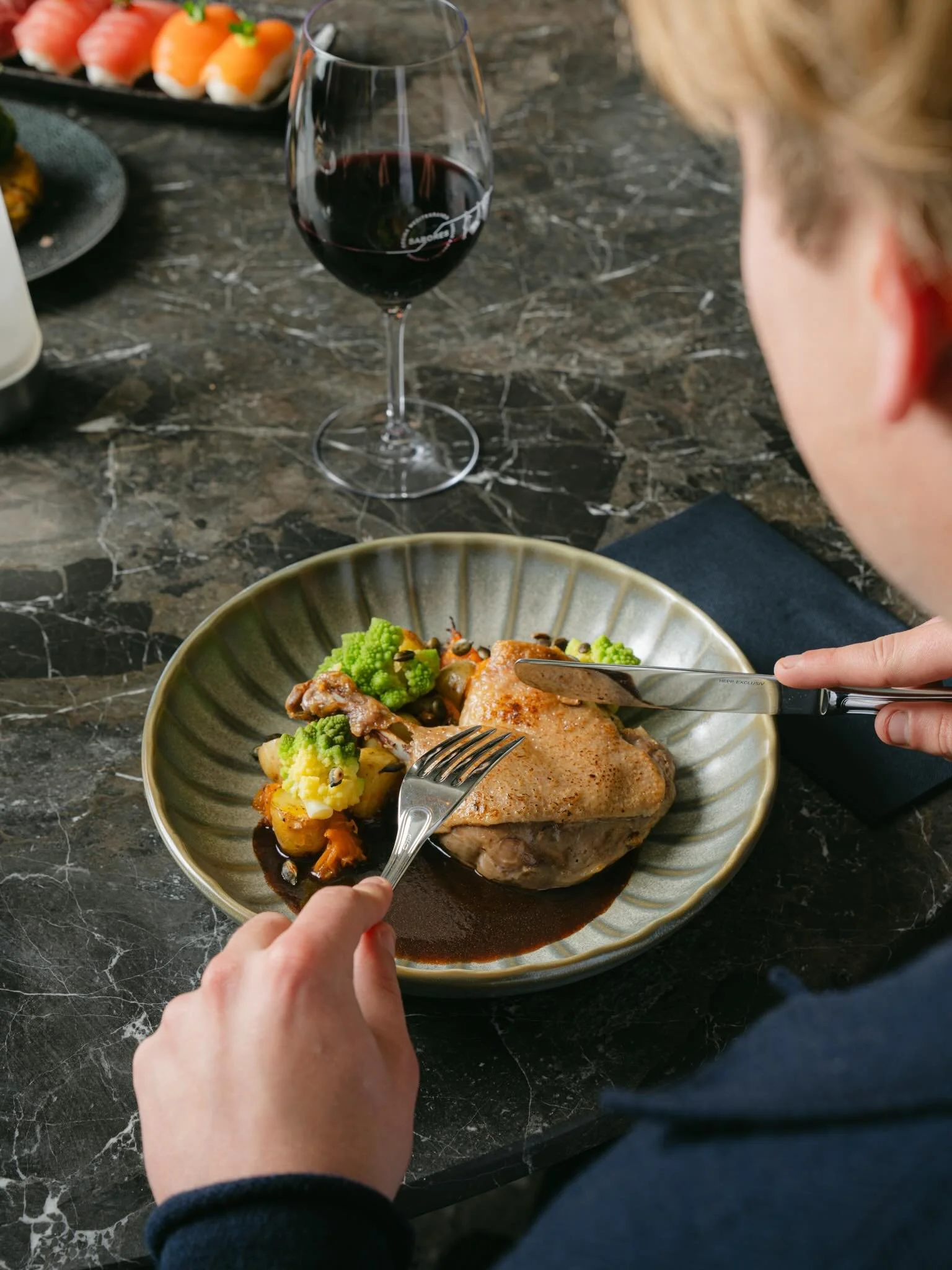 Helaas ziet de weersvoorspelling er weer iets minder uit ☁️

Maar wat is er dan beter dan comfortfood? Onze heerlijke confit de canard met rode portsaus is daar een perfect voorbeeld van 🍷

Wanneer kom jij hem proeven? 🍴

#eend #rodeportsaus #comfo