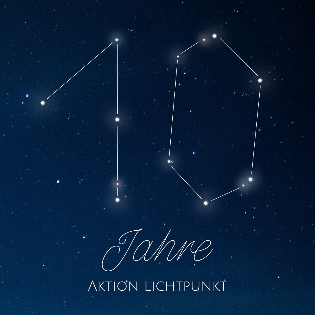 10 Jahre Aktion Lichtpunkt! 

10 Jahre Anteilnahme und Solidarit&auml;t durch ein gemeinsames Zeichen!

Entsprungen aus einer Idee, die dunkle Jahreszeit gemeinsam etwas heller zu machen. - verstorbenen Kindern ein Zeichen zu setzen. 

10 Jahre Herzb