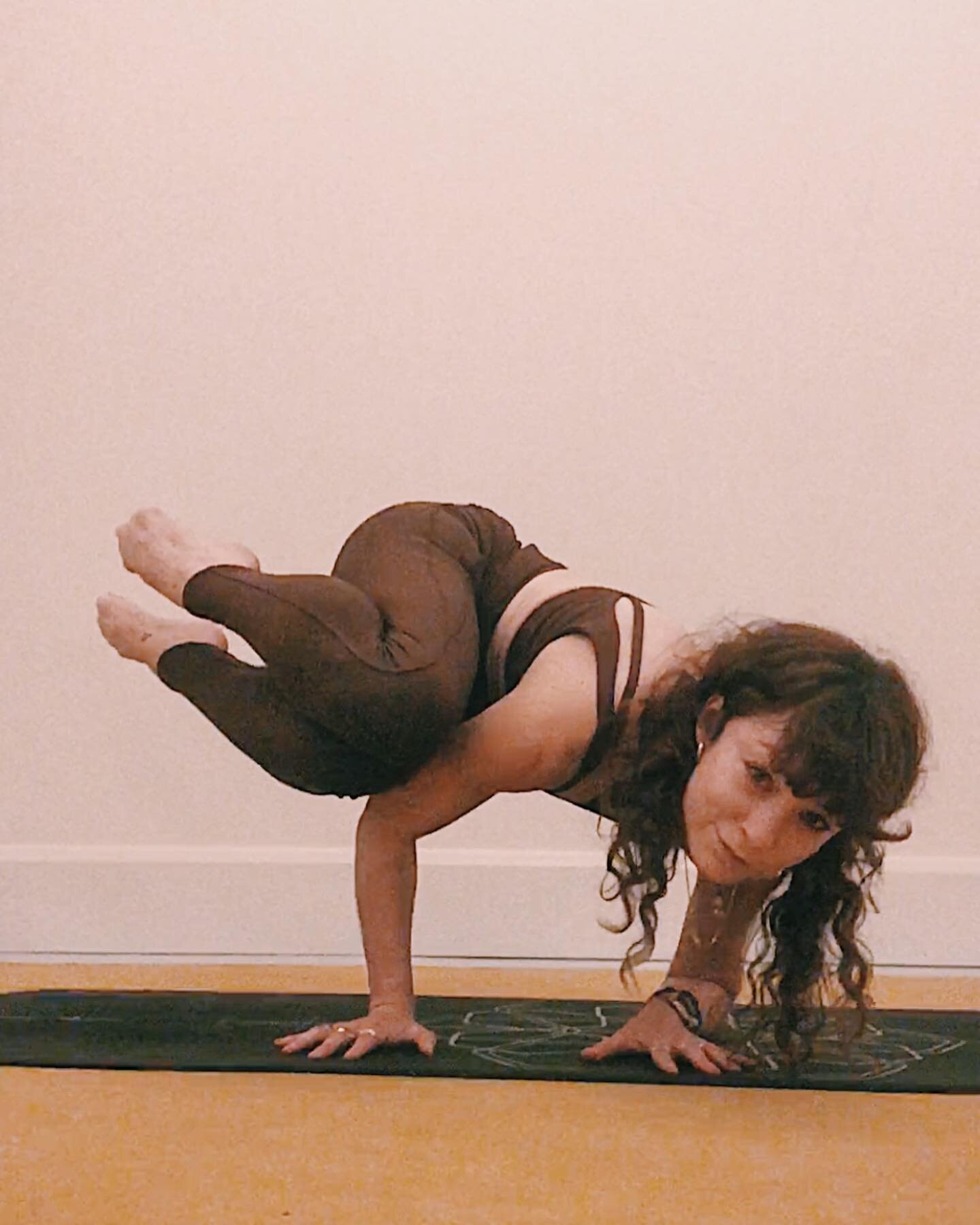 Funky Parsva Bakasana courtesy of @jules.mclellan who got us all funky last week at @blok. Video shows optional variation fail.
&bull;
&bull;
&bull;
&bull;
&bull;
Oufit @mandukaeurope @mandukayoga 
&bull;
&bull;
&bull;
&bull;

#handstand #calisthenic