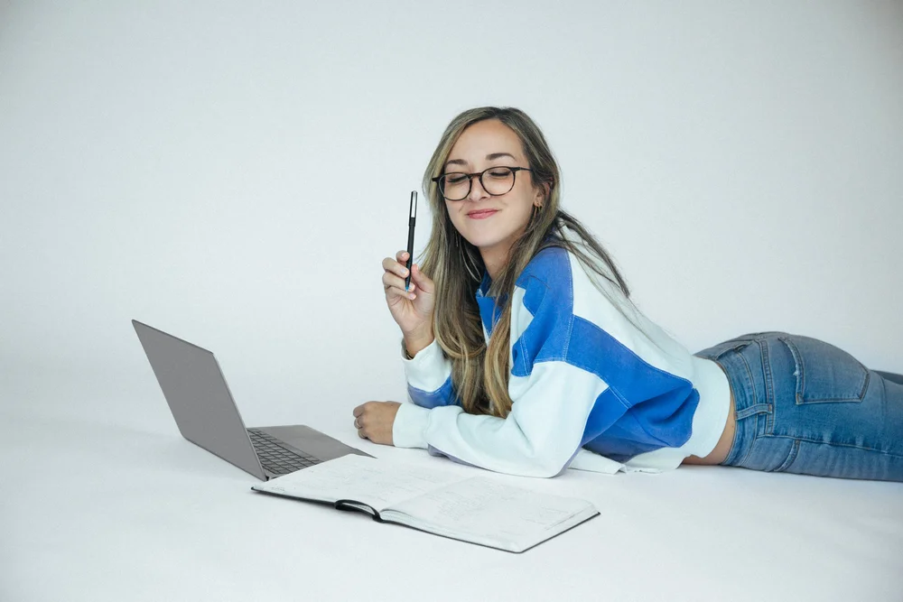 Leandra with a laptop and notebook