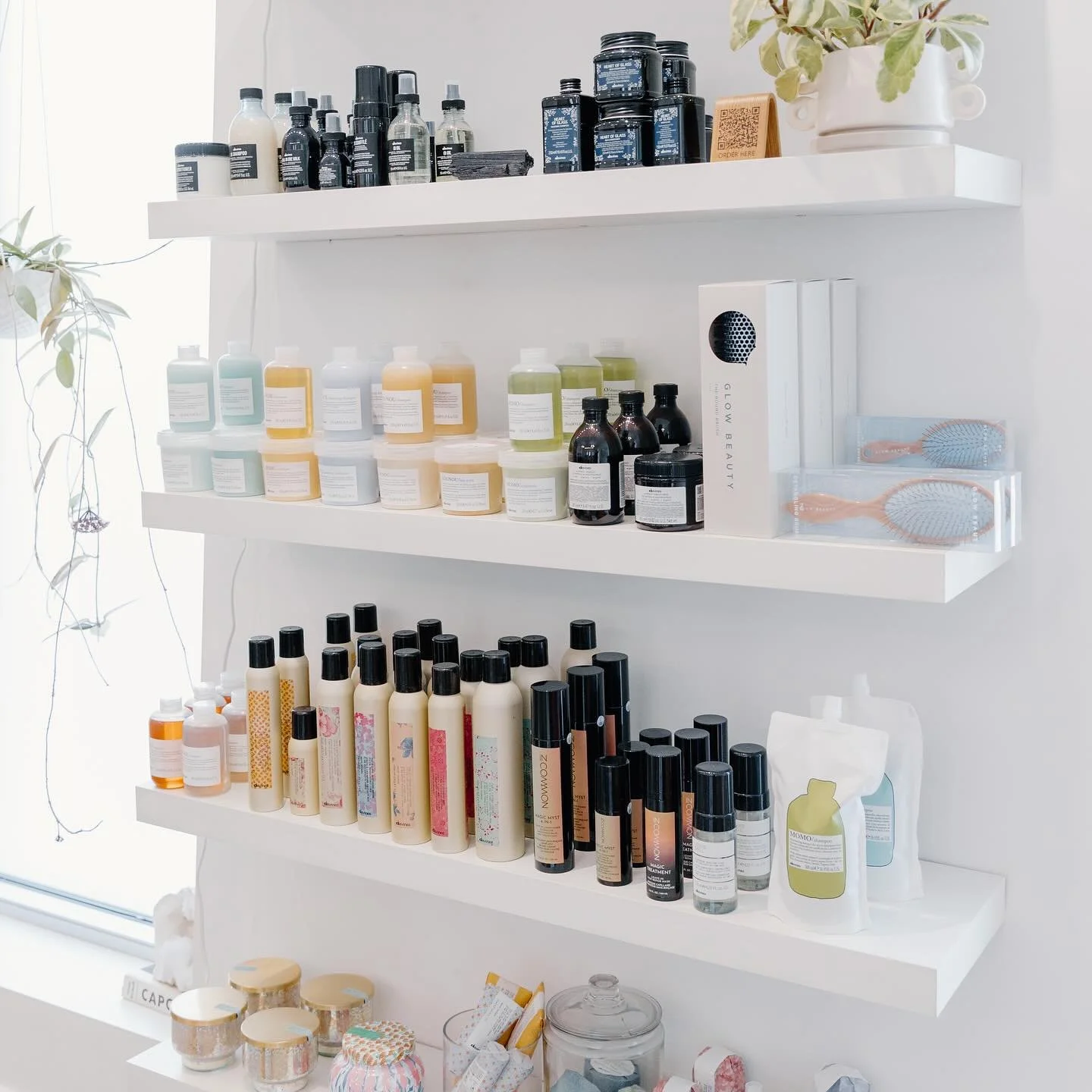 ’Tis the season at Linmay!
Our holiday sets are officially here — along with plenty of festive favorites to make gifting (and treating yourself) a little easier. This time of year can feel full, so we’ve gathered a few little luxur