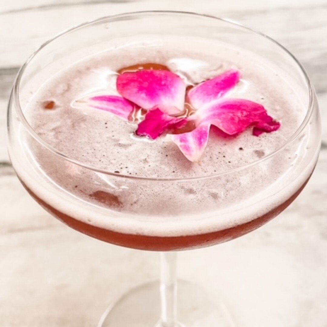 The weekend is near, we can almost taste it.  Make it a beautiful one! 🌺

#cocktailtime #flowerdrink #cocktail #drinkup #dmvdrinks #mspeacockschampagnelounge