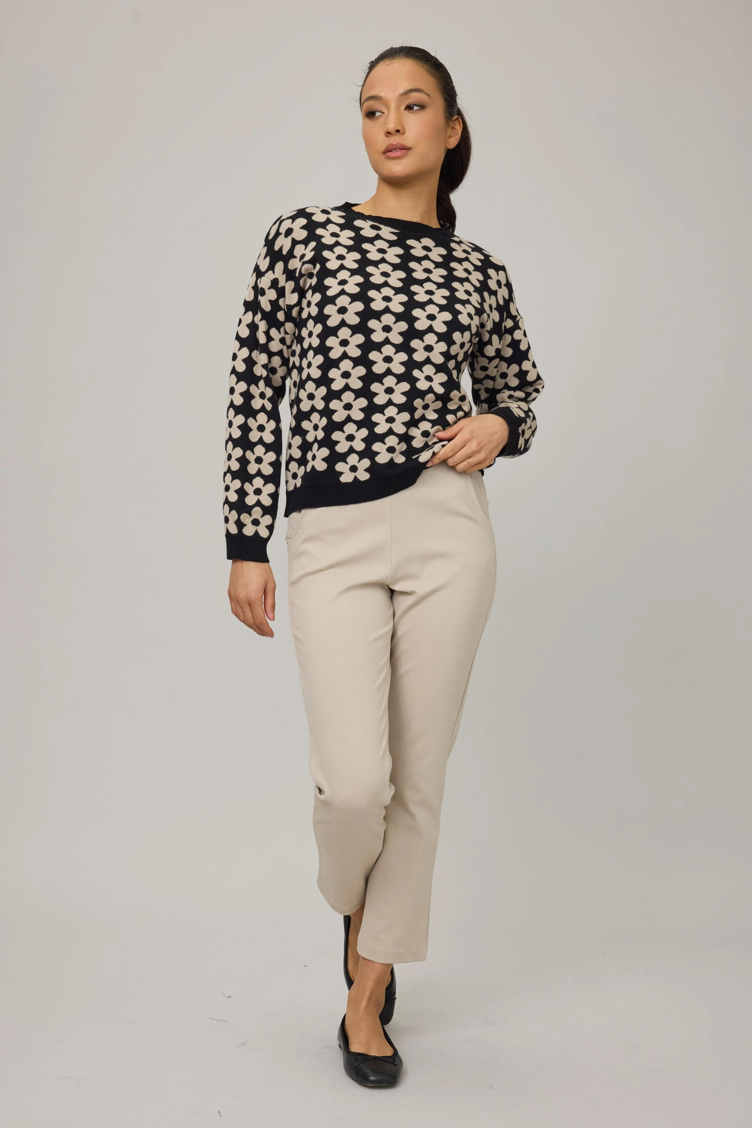 M-90528_Black w: Beige Daisies.jpg