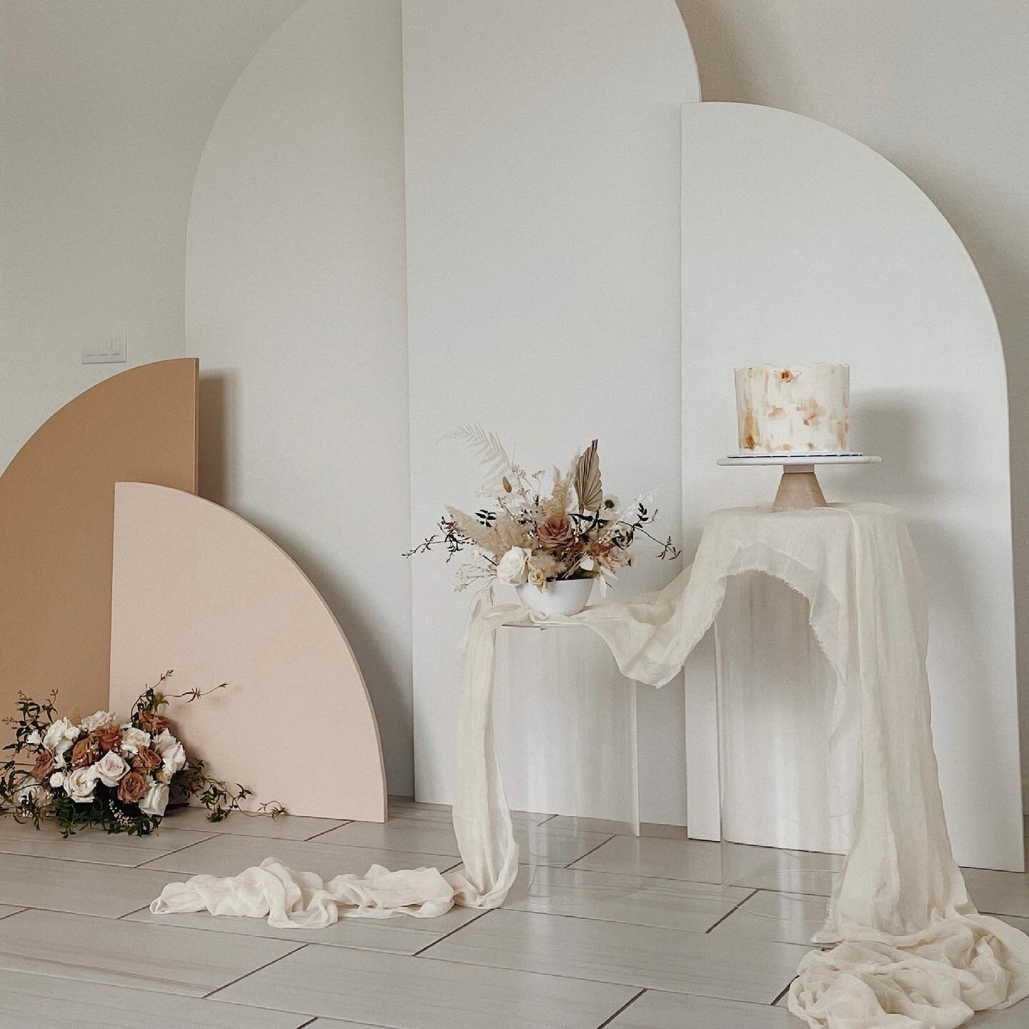 These acrylic cylinders work as lovely cake table 🍰 #memorableeventsrentals 
.
Baby shower for the lovely @innapavliy 
.
.
.

.
.
#caketabledecor #babyshower #decor #design #weddingcake #sacramento #decorideas #weddinginspo #bridalshower #party #par