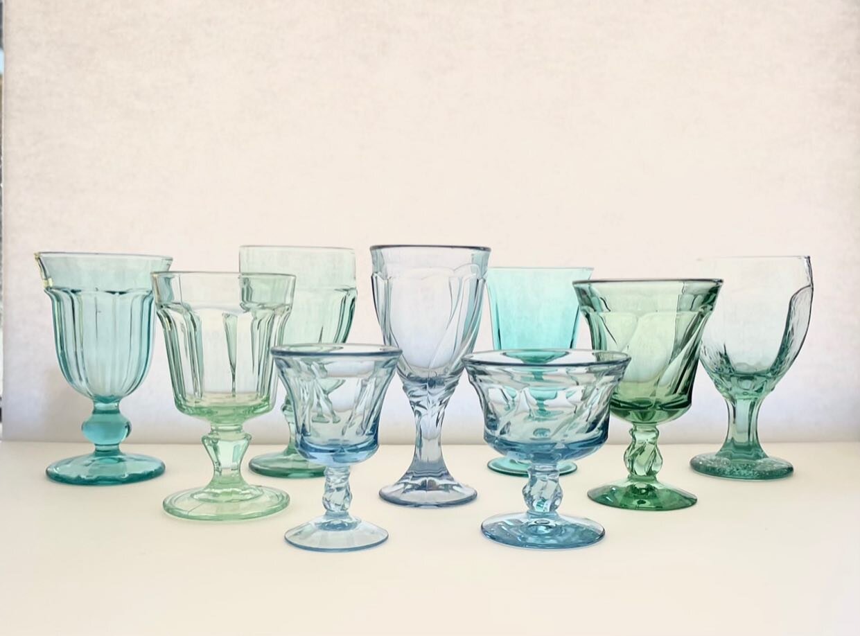 We have huge collection of goblets 🥰 have you seen our goblet shelf display? (and thats event not all of them)
Do you like all of yours to match or do you prefer to mix? 
.
.
#memorableeventsrentals 
.
.
.
#goblet #glassware #tabeltop #blue #aqua #e