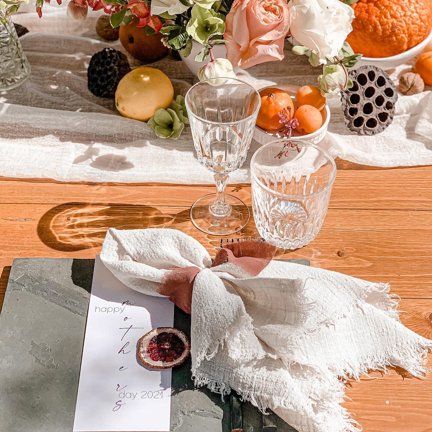 These fringe napkins have been a favorite lately and we have a variety of colors available 🌈 
And we have a very pretty selection of crystal glassware as well 🥰
.

Beautiful set up by @auradesigncompany 
.
.
.
#memorableeventsrentals #event #rental