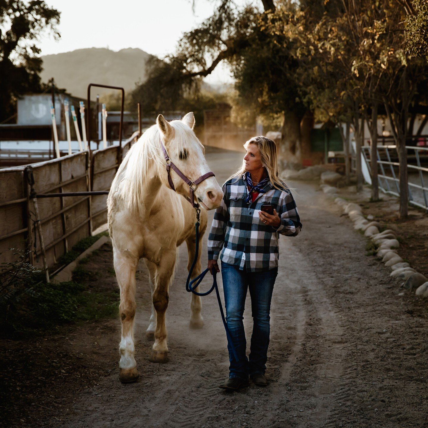 My latest Ojai profile piece is one that's particularly meaningful to me. Sue Gruber is the owner of Oso Ranch, home to @ojaivalleytrailriding which offers nature rides into the Ventura River Preserve.
Her ranch is also where I lease my horse Suzy. S