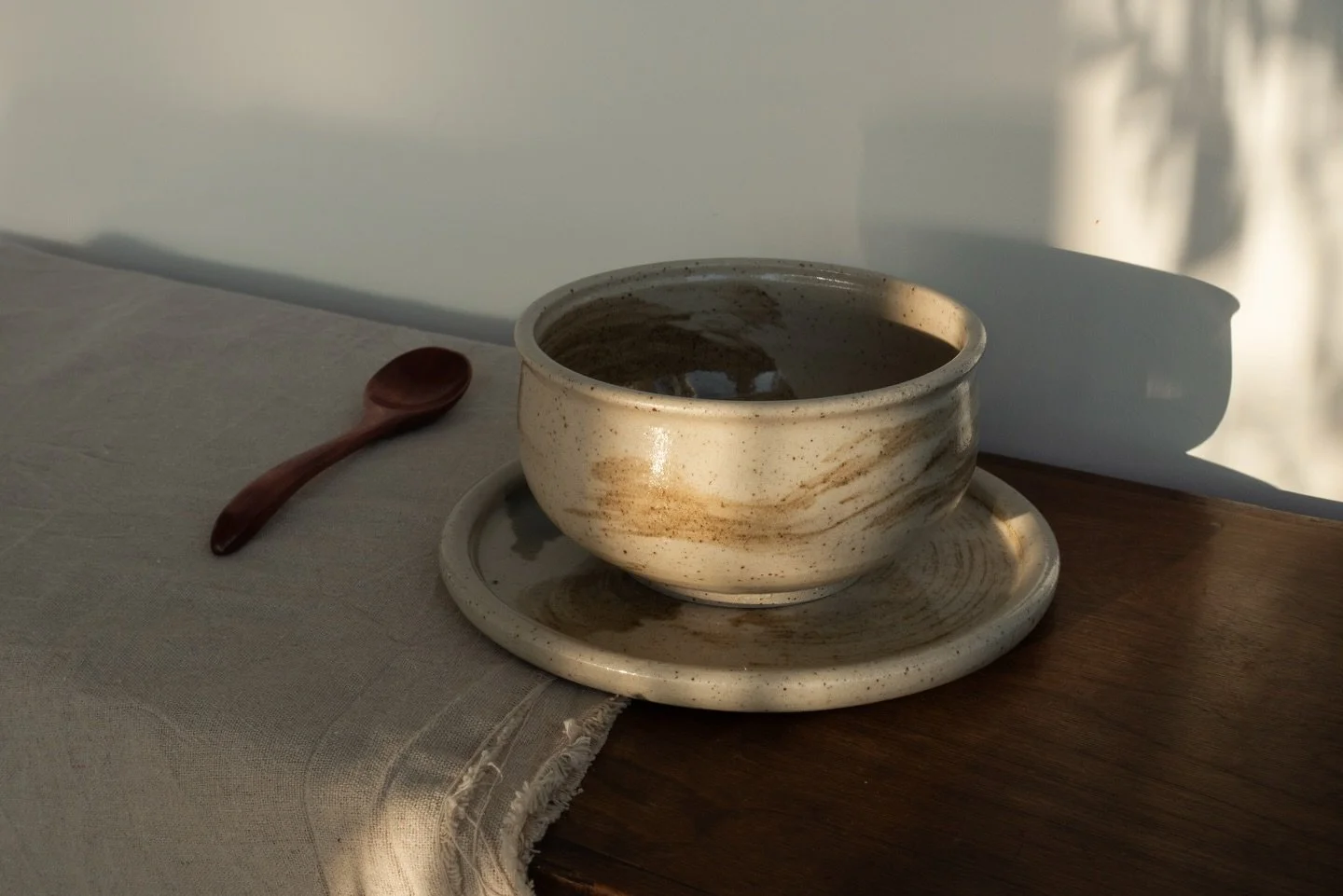 The final week before a market / shop update is always a little chaotic: back-to-back glaze firings, sanding and washing all pieces, photographing them in the remaining winter light. It&rsquo;s only when seeing all finished items on the shelves that 